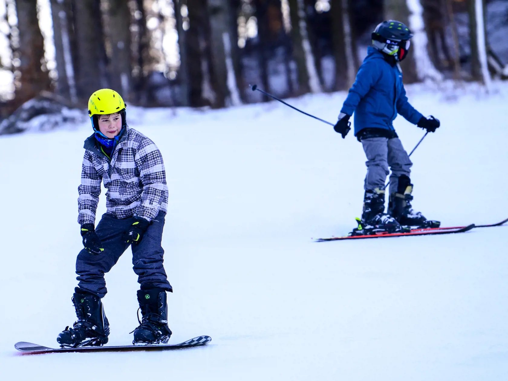 Na snímke snowboardista a lyžiar v lyžiarskom stredisku Drienica 14. januára 2025.