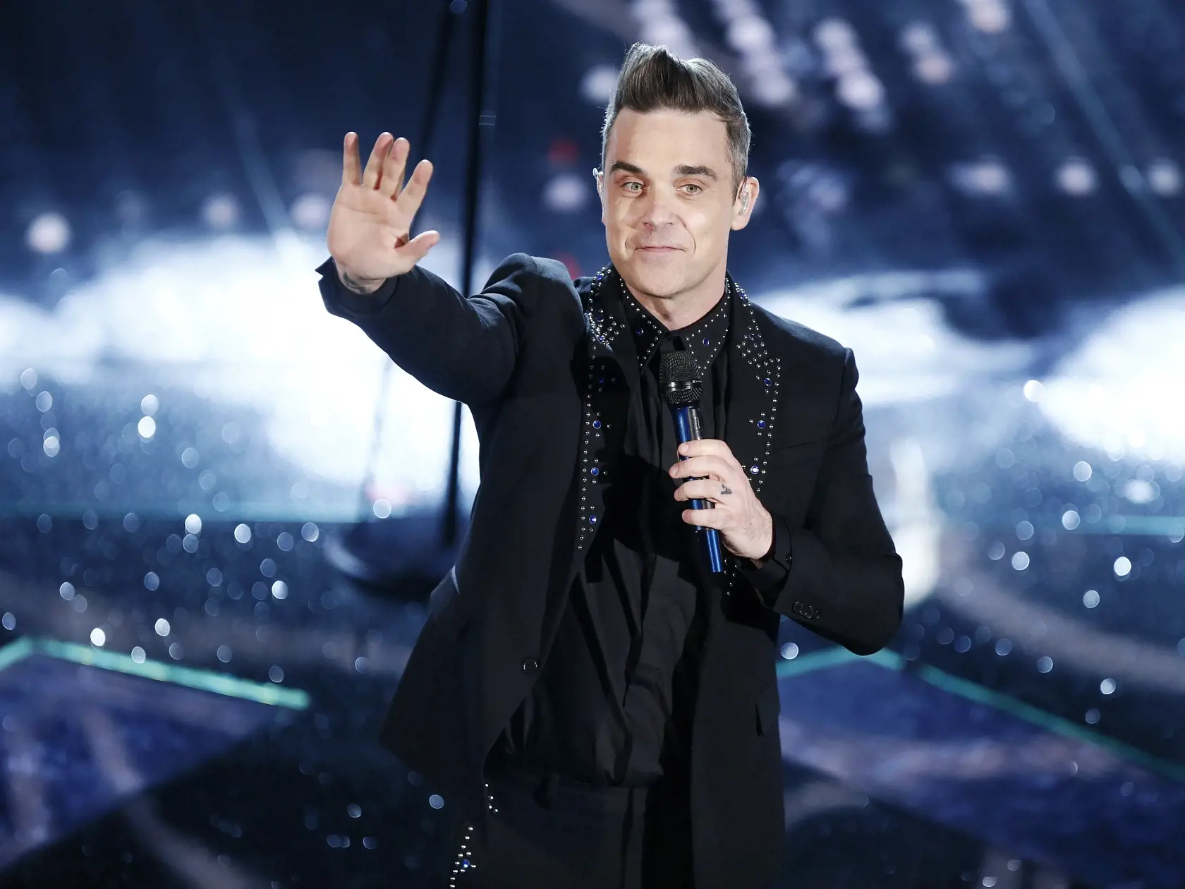Robbie Williams si myslí, že jeho depresie a závislosť vyplýva z poruchy osobnosti.
