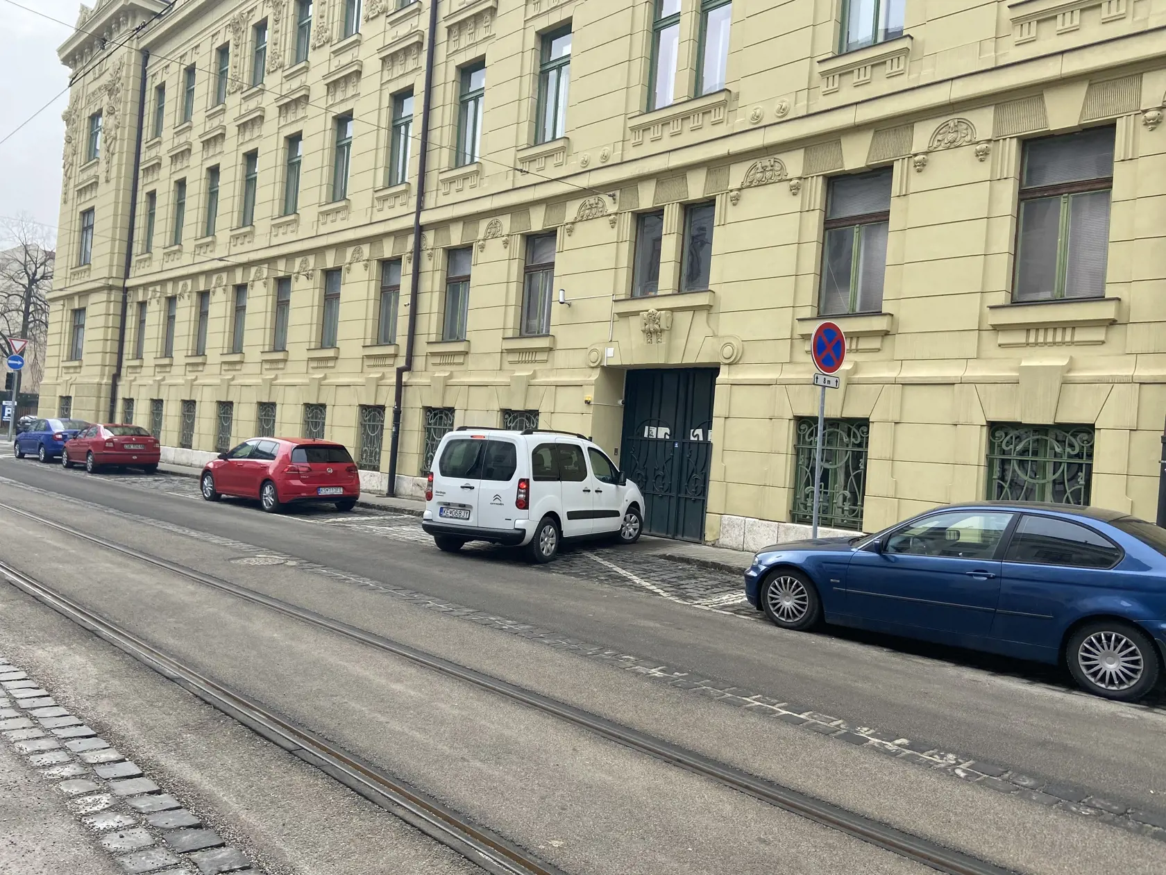 Biele auto tiež stopla brána.