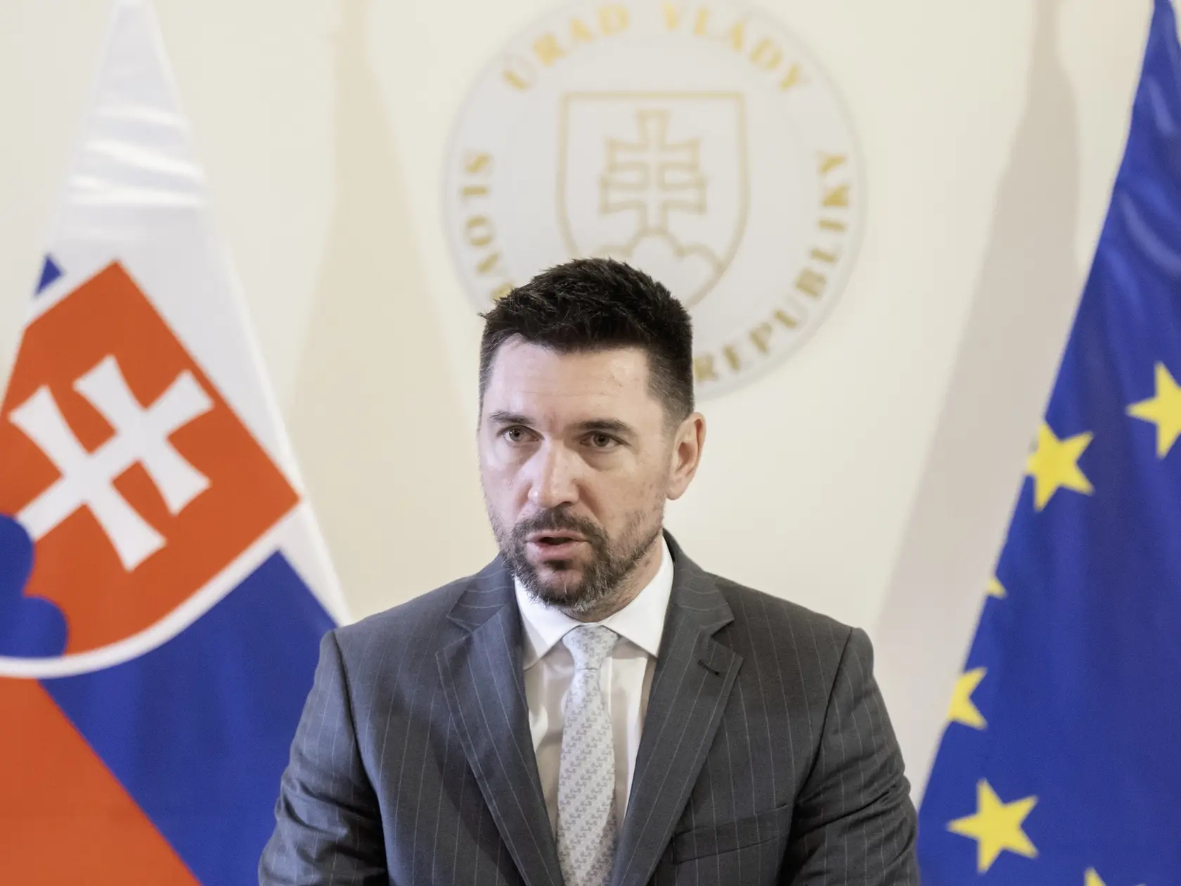 Predseda vlády SR Robert Fico a minister pôdohospodárstva a rozvoja vidieka SR Richard Takáč (obaja Smer-SD) sa stretli na Úrade vlády s expertmi Európskej komisie na ochorenie slintačka a krívačka. Na snímke minister pôdohospodárstva a rozvoja vidieka SR Richard Takáč počas tlačovej konferencie po strenutí 27. marca 2025 v Bratislave. FOTO TASR - Martin Baumann


