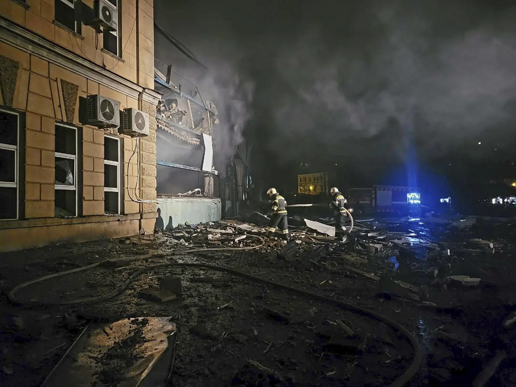 Ukrajinskí hasiči zasahujú na mieste ruského raketového útoku v skorých ranných hodinách na ukrajinské mesto Odesa 6. novembra 2023.