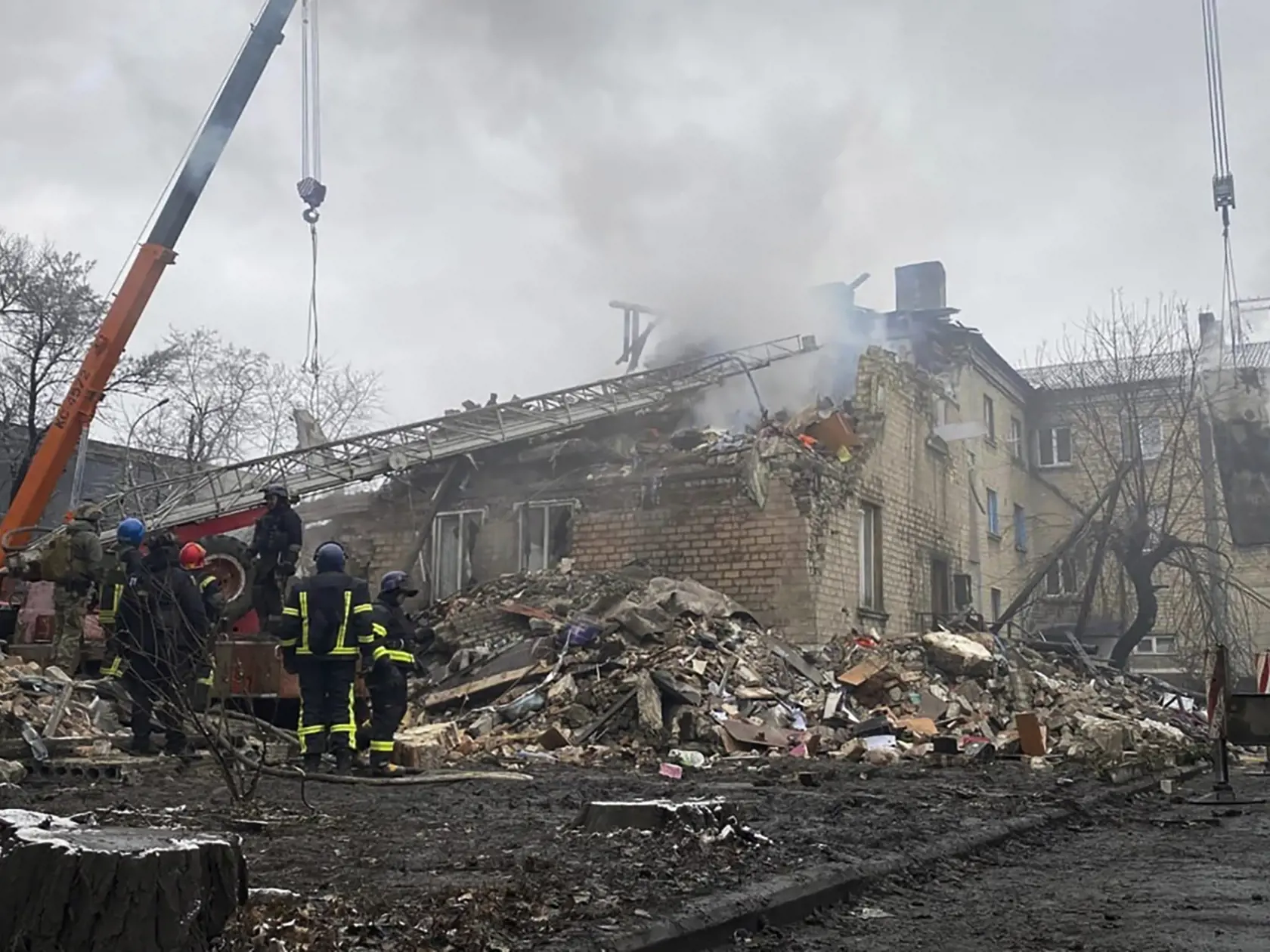 Záchranári zasahujú pri budove, ktorú poškodilo ostreľovanie v ukrajinskom meste Novohrodivka v Doneckej oblasti na východe Ukrajiny vo štvrtok 30. novembra 2023.