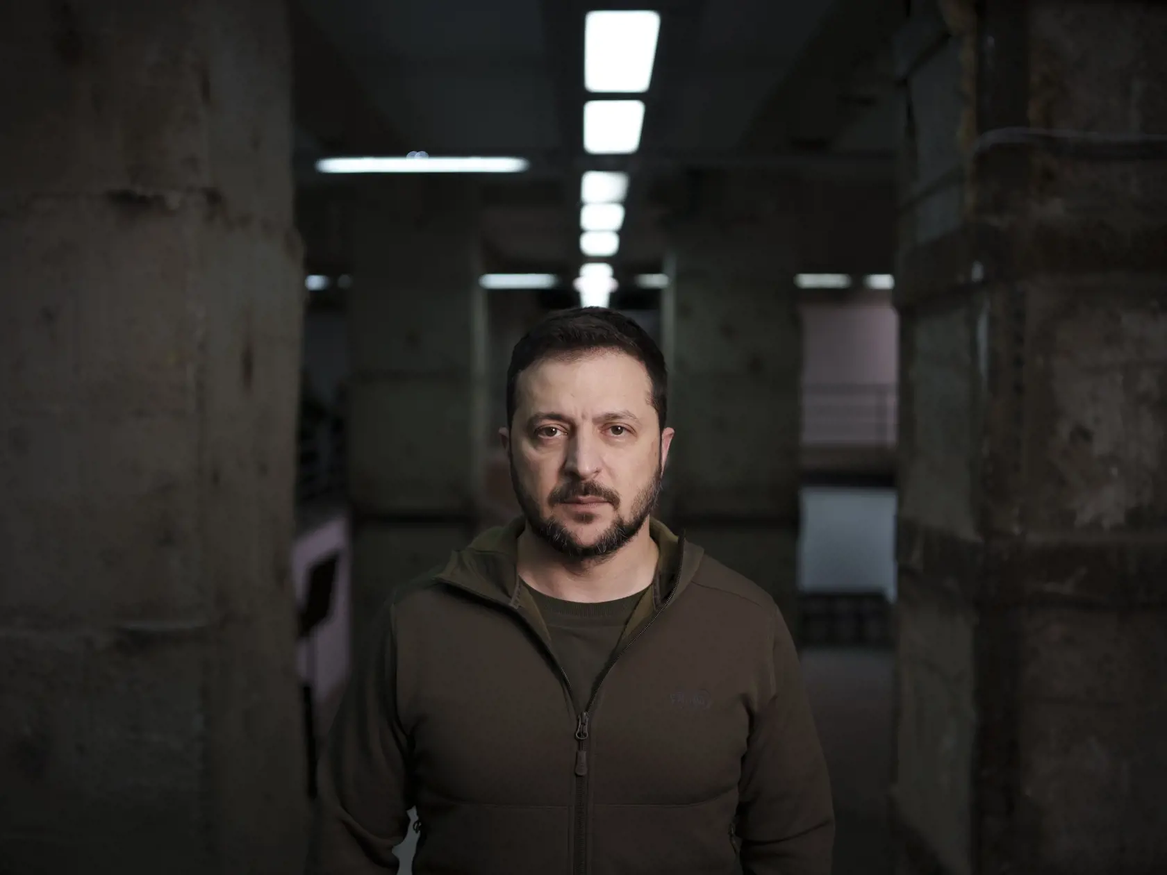 Ukrajinský prezident Volodymyr Zelenskyj pózuje počas rozhovoru s americkou agentúrou AP v Charkove vo štvrtok 30. novembra 2023.