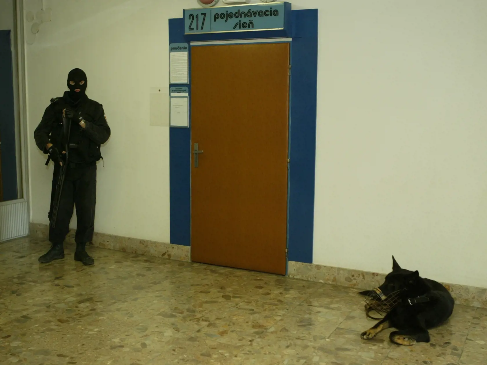 Foto z roku 2007 zo súdneho procesu v kauze vrážd Jána Kromku, Petra Klešča a pokusu o vraždu Jozefa Holuba - brata Róberta Holuba.  Ladislav Badó, Alexander Horváth a Dušan Borženský boli za tieto skutky odsúdení na 23 rokov basy v najprísnejšom stupni stráženia, Slavomír Surový pre vraždu Klešča a pokus o vraždu Holuba 15 rokov v tretej nápravnovýchovnej skupine.