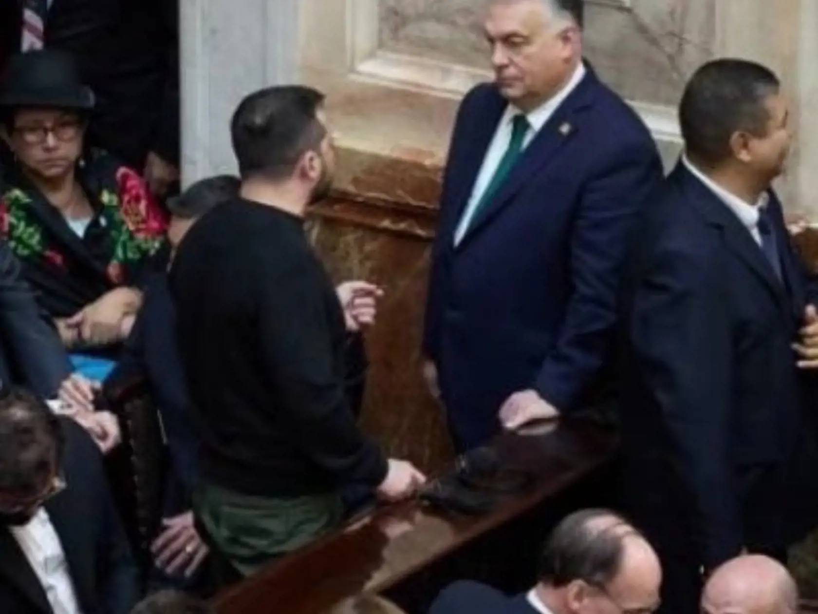 Video zverejnené na platforme YouTube zachytilo, ako sa Zelenskyj a Orbán rozprávajú asi 20 sekúnd v budove argentínskeho parlamentu.