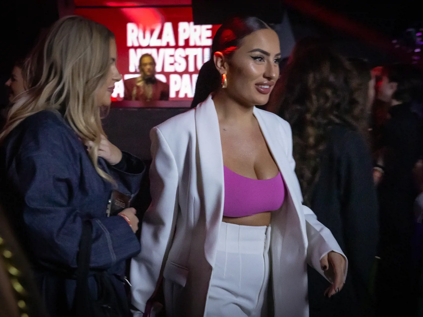 Párty v bratislavskom klube po premietaní úvodnej epizódy televíznej šou Ruža pre nevestu.
