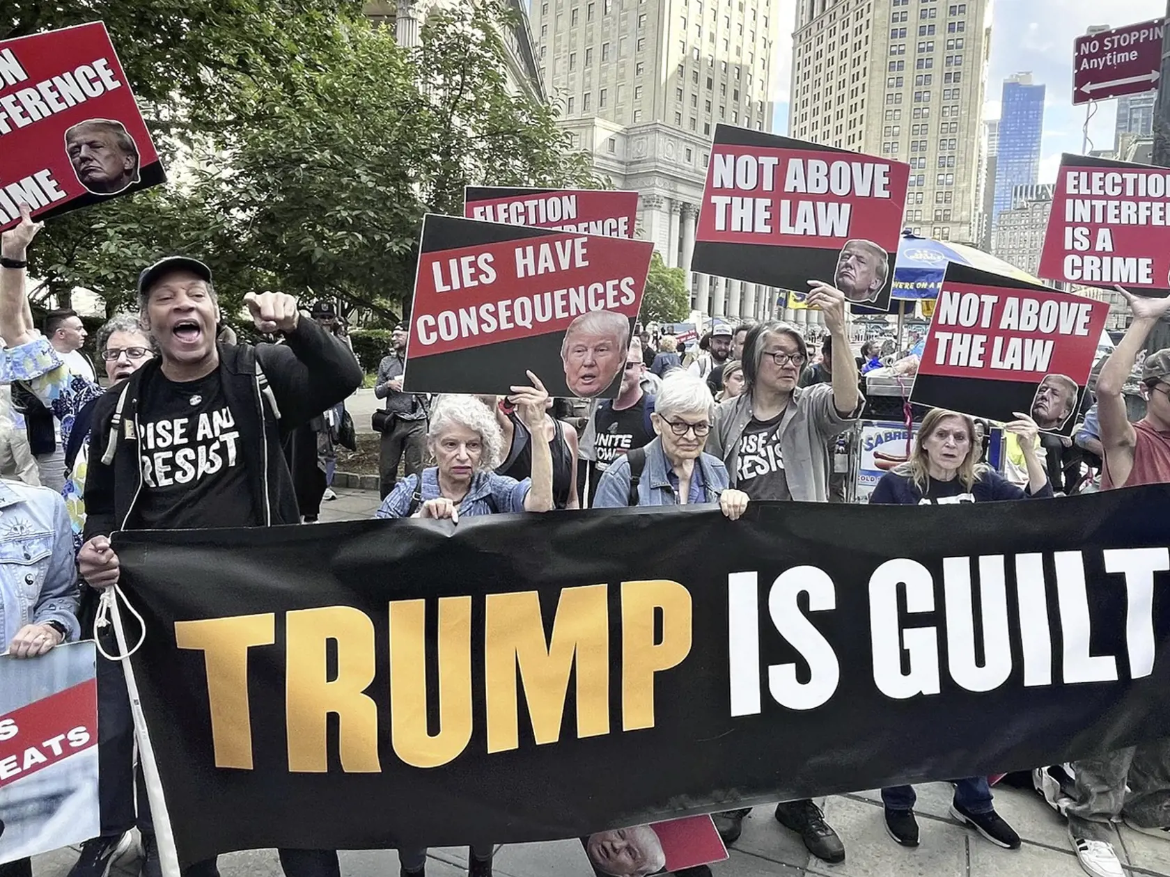 Vinný: Porota newyorského súdu uznala Donalda Trumpa za vinného vo všetkých 34 bodoch obžaloby.