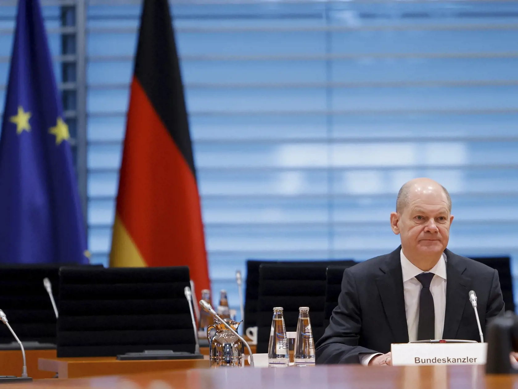 PK 6 Berlín - Nemecký spolkový kancelár Olaf Scholz počas zasadnutia bezpečnostného kabinetu v Berlíne v stredu 23. februára 2022. Scholz a britský premiér Boris Johnson vo štvrtok odsúdili vojenskú operáciu Ruska, ktorú v noci na štvrtok začalo vo východnej časti Ukrajiny. FOTO TASR/AP  

German Chancellor Olaf Scholz attends a security cabinet meeting at the Federal Chancellery in Berlin, Germany February 23, 2022. (Michele Tantussi/Pool via AP)