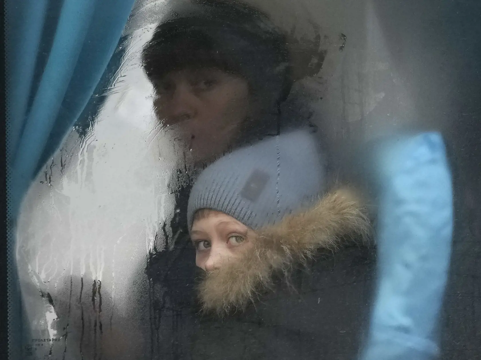 WA 21 Sjevjerodoneck - Žena a dieťa sa pozerajú z okna autobusu, ktorý odchádza z mesta Sjevjerodoneck, tretím najväčším mestom Luhanskej oblasti na východe Ukrajiny vo štvrtok 24. februára 2022. Ruský prezident Vladimir Putin vo štvrtok oznámil, že rozhodol o uskutočnení špeciálnej vojenskej operácie vo východnej časti Ukrajiny. FOTO TASR/AP 

 
A woman and child peer out of the window of a bus as they leave Sievierodonetsk, the Luhansk region, in eastern Ukraine, Thursday, Feb. 24, 2022. Russi