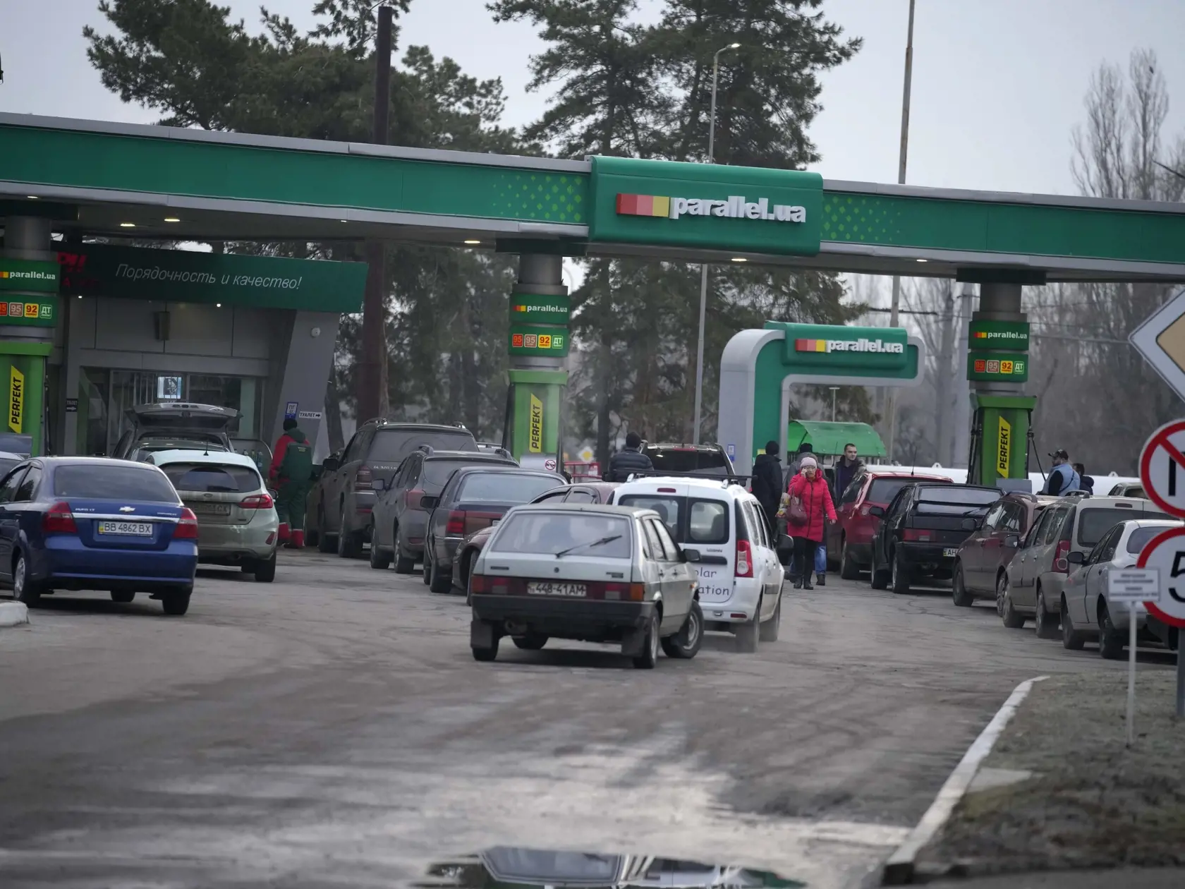 WA 23 Sjevjerodoneck - Vodiči čakajú v radoch pred čerpacou stanicou v meste Sjevjerodoneck, tretím najväčším mestom Luhanskej oblasti na východe Ukrajiny vo štvrtok 24. februára 2022. Ruský prezident Vladimir Putin vo štvrtok oznámil, že rozhodol o uskutočnení špeciálnej vojenskej operácie vo východnej časti Ukrajiny. FOTO TASR/AP 

 
People queue for fuel at a gas station in Sievierodonetsk, the Luhansk region, eastern Ukraine, Thursday, Feb. 24, 2022. Russian President Vladimir Putin on Thurs