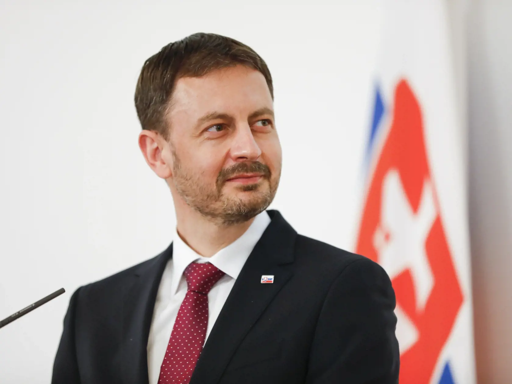 KK5 Viedeň - Slovenský premiér Eduard Heger sa usmieva počas tlačovej konferencie s rakúskym kancelárom Sebastianom Kurzom vo Viedni v utorok 4. mája 2021. FOTO TASR/AP 

Slovakian Prime Minister Eduard Heger smiles towards Austrian Chancellor Sebastian Kurz who speaks during a news conference about the outcome of their business meeting in Vienna, Austria, Tuesday, May 4, 2021. (AP Photo/Lisa Leutner)