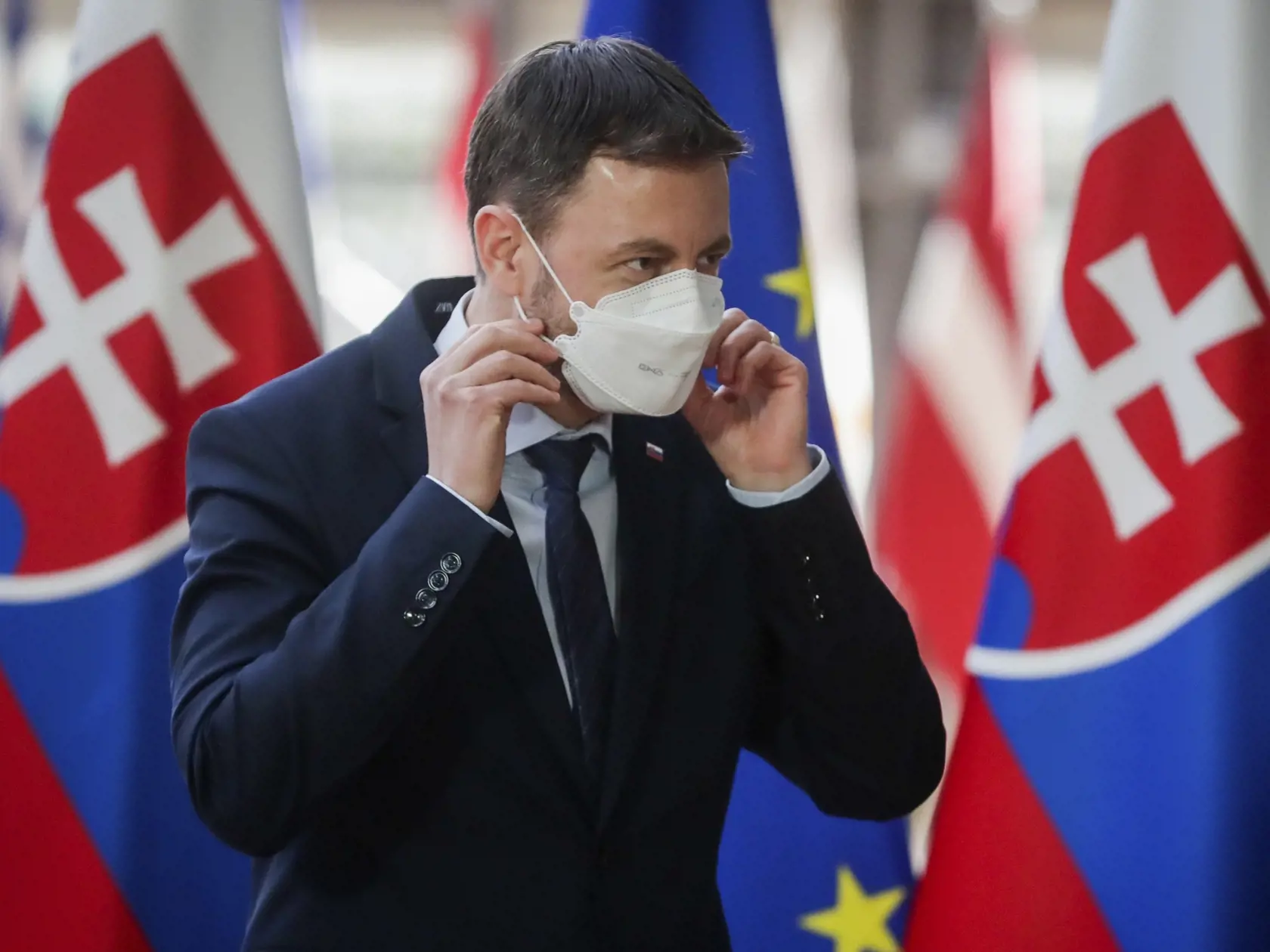 KK27 Brusel - Slovenský premiér Eduard Heger prichádza na stretnutie s predsedom Európskej rady Charlesom Michelom 27. apríla 2021 v Bruseli. Premiér Eduard Heger je na svojej prvej oficiálnej návšteve Brusela. FOTO TASR/AP
Slovakia's Prime Minister Eduard Heger arrives for a meeting with European Council President Charles Michel at the European Council meeting in Brussels, Tuesday, April 27, 2021. (Olivier Hoslet, Pool via AP)