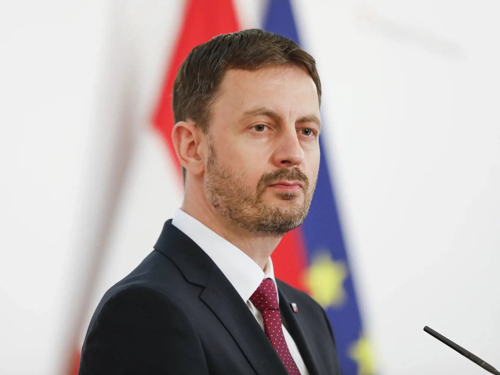 KK6 Viedeň - Slovenský premiér Eduard Heger sa pozerá počas tlačovej konferencie s rakúskym kancelárom Sebastianom Kurzom vo Viedni v utorok 4. mája 2021. FOTO TASR/AP 

Slovakian Prime Minister Eduard Heger during a news conference with Austrian Chancellor Sebastian Kurz in Vienna, Austria, Tuesday, May 4, 2021. (AP Photo/Lisa Leutner)
