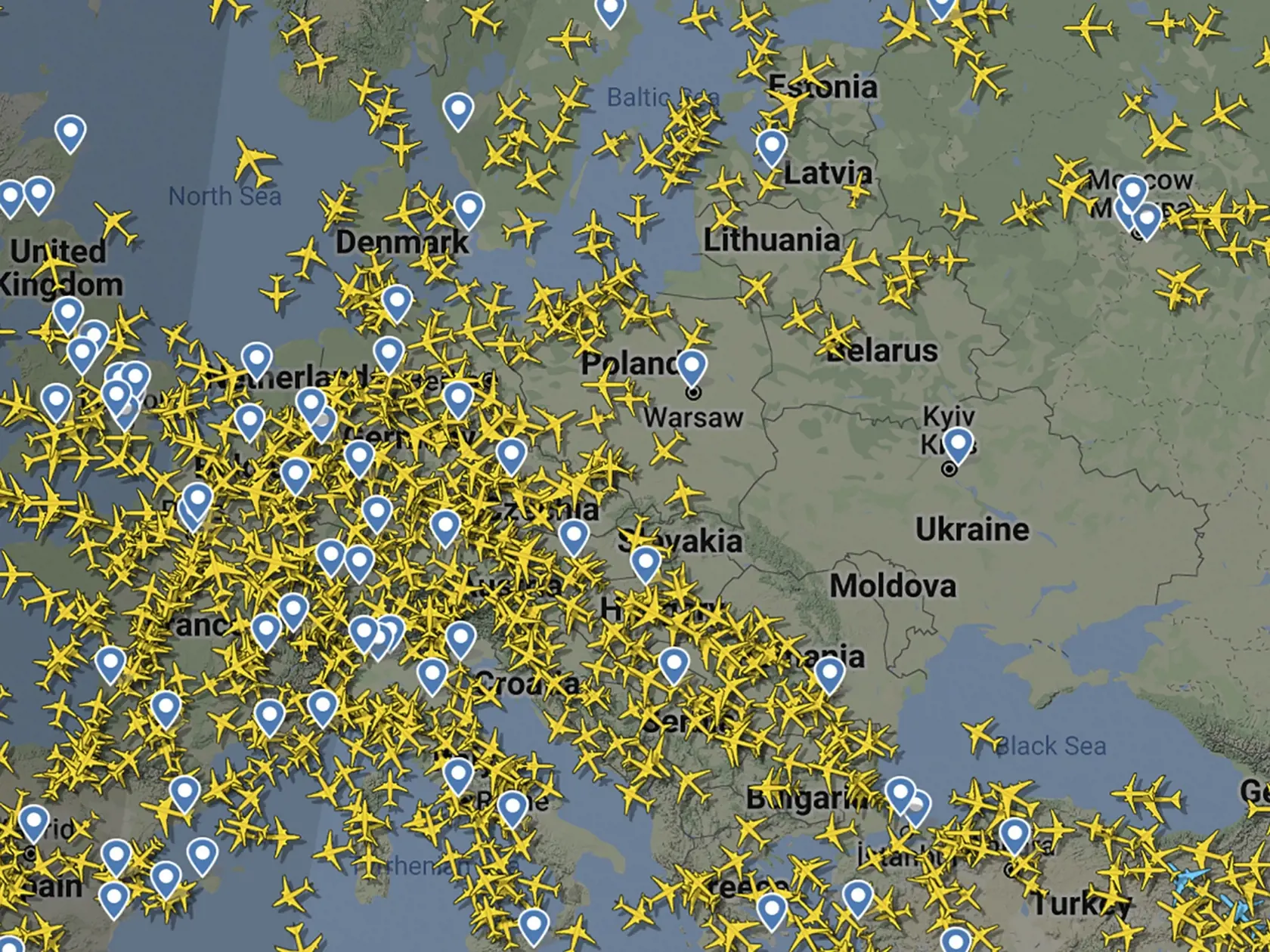 WA 11 - Snímka z internetovej stránky Flightradar24 zobrazuje uzatvorenie vzdušného priestoru nad územím Ukrajiny vo štvrtok 24. februára 2022. Ruský prezident Vladimir Putin vo štvrtok oznámil, že rozhodol o uskutočnení špeciálnej vojenskej operácie vo východnej časti Ukrajiny. FOTO TASR/AP 

hore je letecká doprava A screenshot made available by Flightradar24.com that shows the clear airspace over Ukraine on Thursday Feb. 24, 2022 not long after Russian troops launched their anticipated attack
