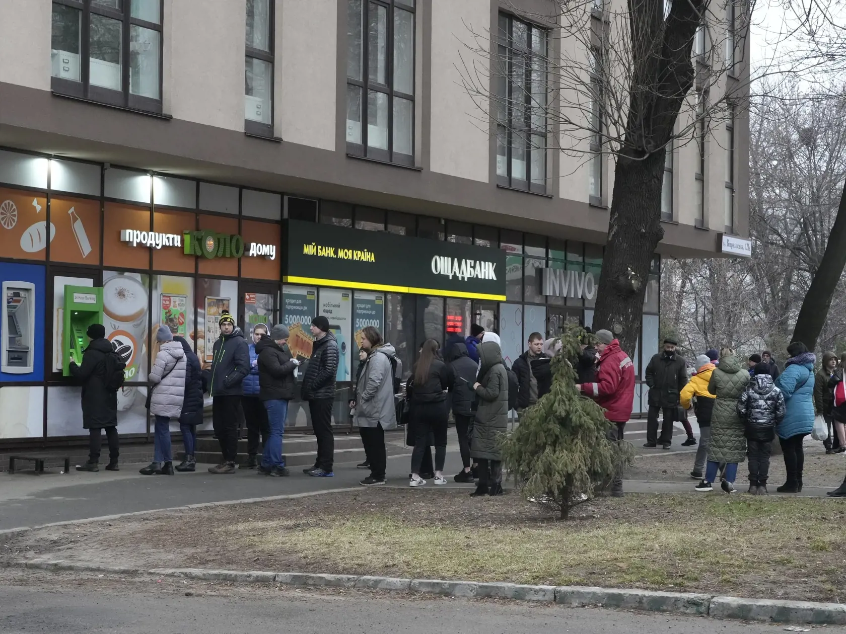 WA 19 Kyjev - Ľudia čakajú pred bankomatom, aby si vybrali peniaze v Kyjeve vo štvrtok 24. februára 2022. Ruský prezident Vladimir Putin vo štvrtok oznámil, že rozhodol o uskutočnení špeciálnej vojenskej operácie vo východnej časti Ukrajiny. FOTO TASR/AP 
 

People line up to withdraw their money from an ATM in Kyiv, Ukraine, Thursday, Feb. 24, 2022. Ukraine's border guard agency says that the Russian military has attacked the country from neighboring Belarus. The agency said that the Russian tr