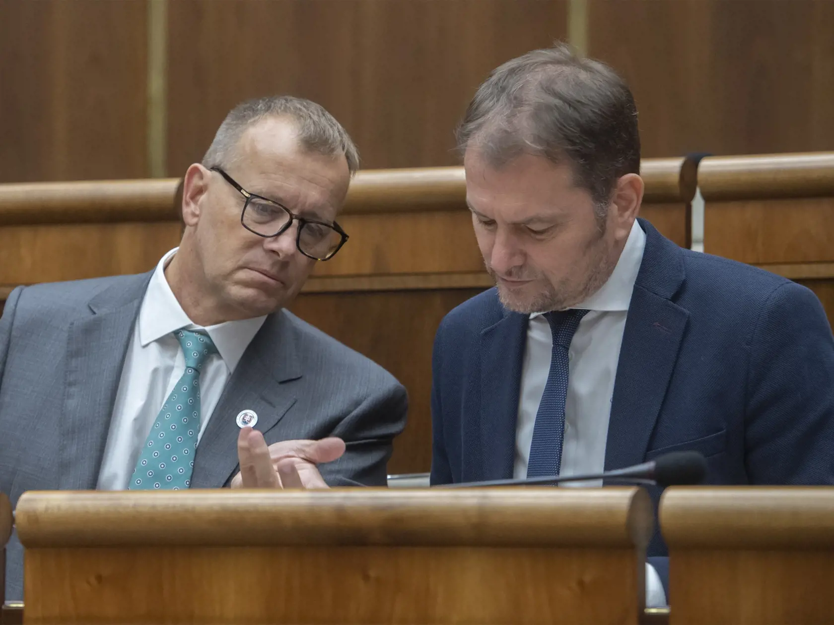 Minister financií SR Igor Matovič (OĽaNO) a predseda parlamentu SR Boris Kollár (Sme rodina) odvolávaniu minister vnútra Roman Mikulec (OĽANO). Rokovanie inicioval opozičný Smer-SD, Mikulcovi vyčíta nezvládanie migračnej krízy a kritizuje aj riadenie rezortu. Slovensko podľa Mikulca migračnú vlnu zvláda dob