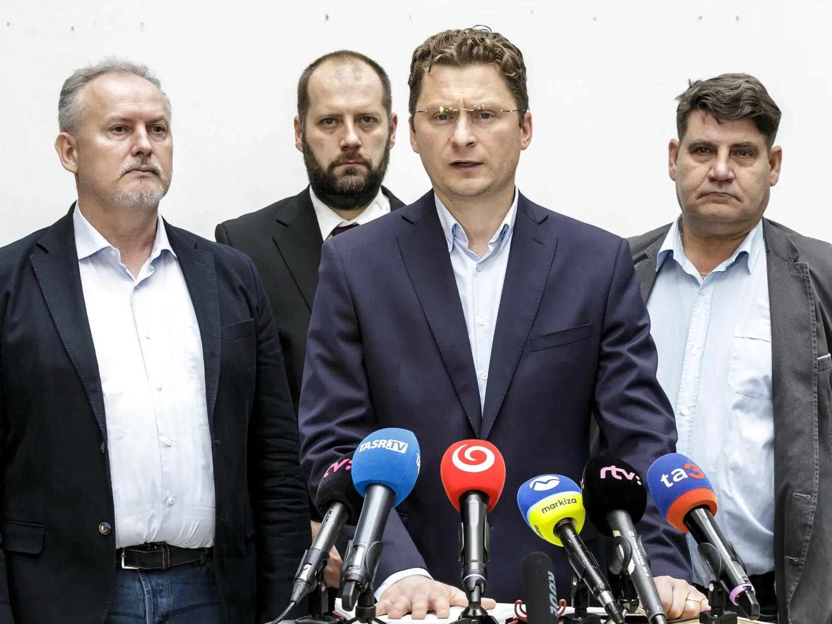 Na snímke zľava predseda Základnej odborovej organizácie Lekárskeho odborového združenia (LOZ) v Detskom kardiocentre – NÚSCH, a.s., Bratislava Ján Sýkora, podpredseda LOZ Miroslav Mendel, predseda LOZ Peter Visolajský a Zoltán Jány z LOZ Kramáre počas brífingu Lekárskeho odborového združenia po stretnutí s ministrom zdravotníctva SR Vladimírom Lengvarským v Bratislave v utorok 4. októbra 2022. FOTO TASR - Dano Veselský