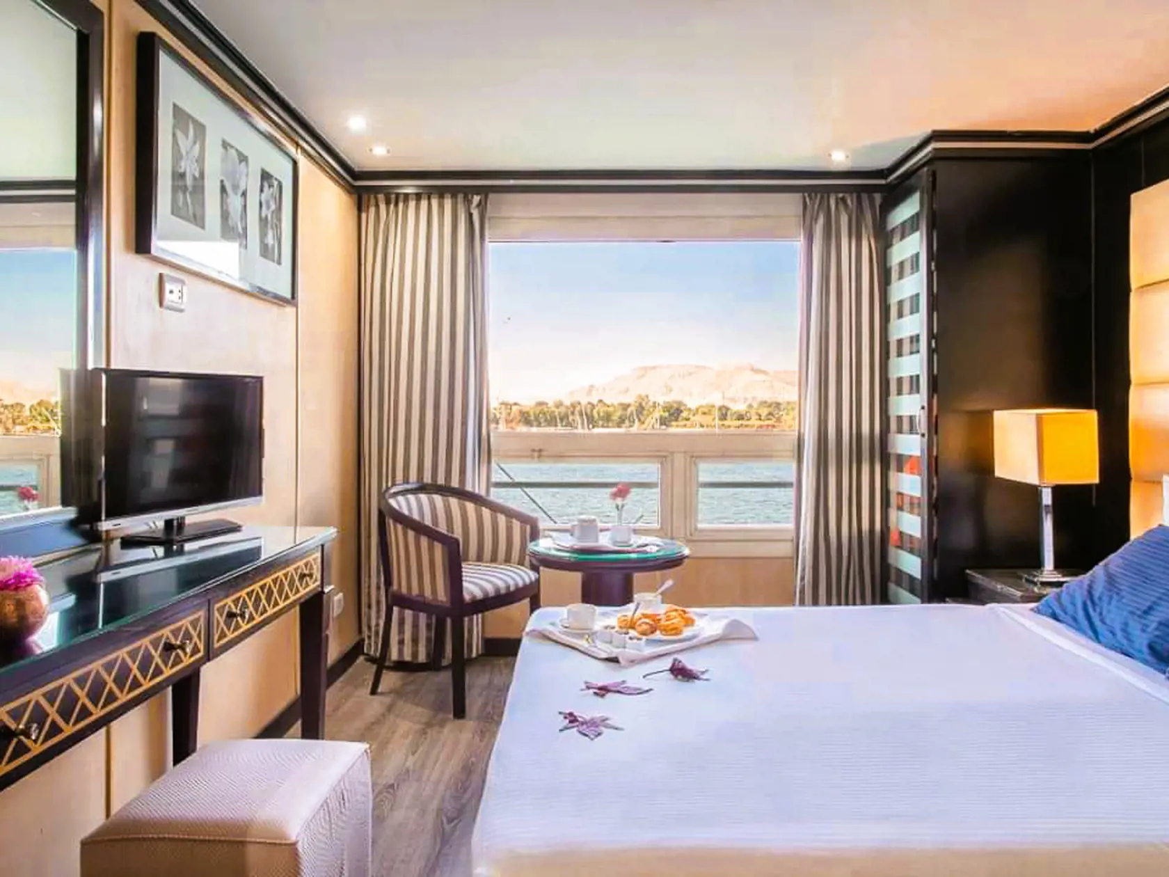 Luxus na Níle – kajuta 5* lode počas plavby, Níl, Egypt.
