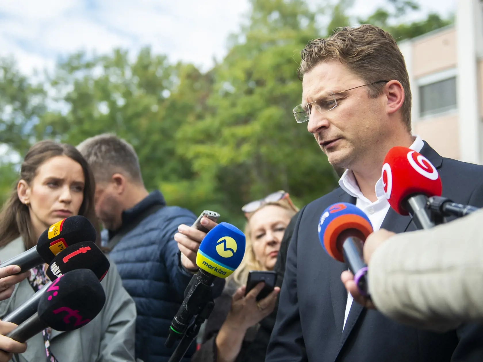 „Ak by sa nimi neplytvalo, peniaze sa dajú nájsť priamo v rezorte zdravotníctva. Napríklad, ak by nemocnice nakupovali lieky centrálne, ušetrilo by sa ročne až 30 miliónov eur, alebo ak by sme mali počet a cenu CT a MR vyšetrení ako v Česku, ročne by sme ušetrili 26 miliónov eur. To sú údaje zo štátneho Útvaru hodnoty za peniaze," uzavrel s tým, že podobných príkladov je určite viac.