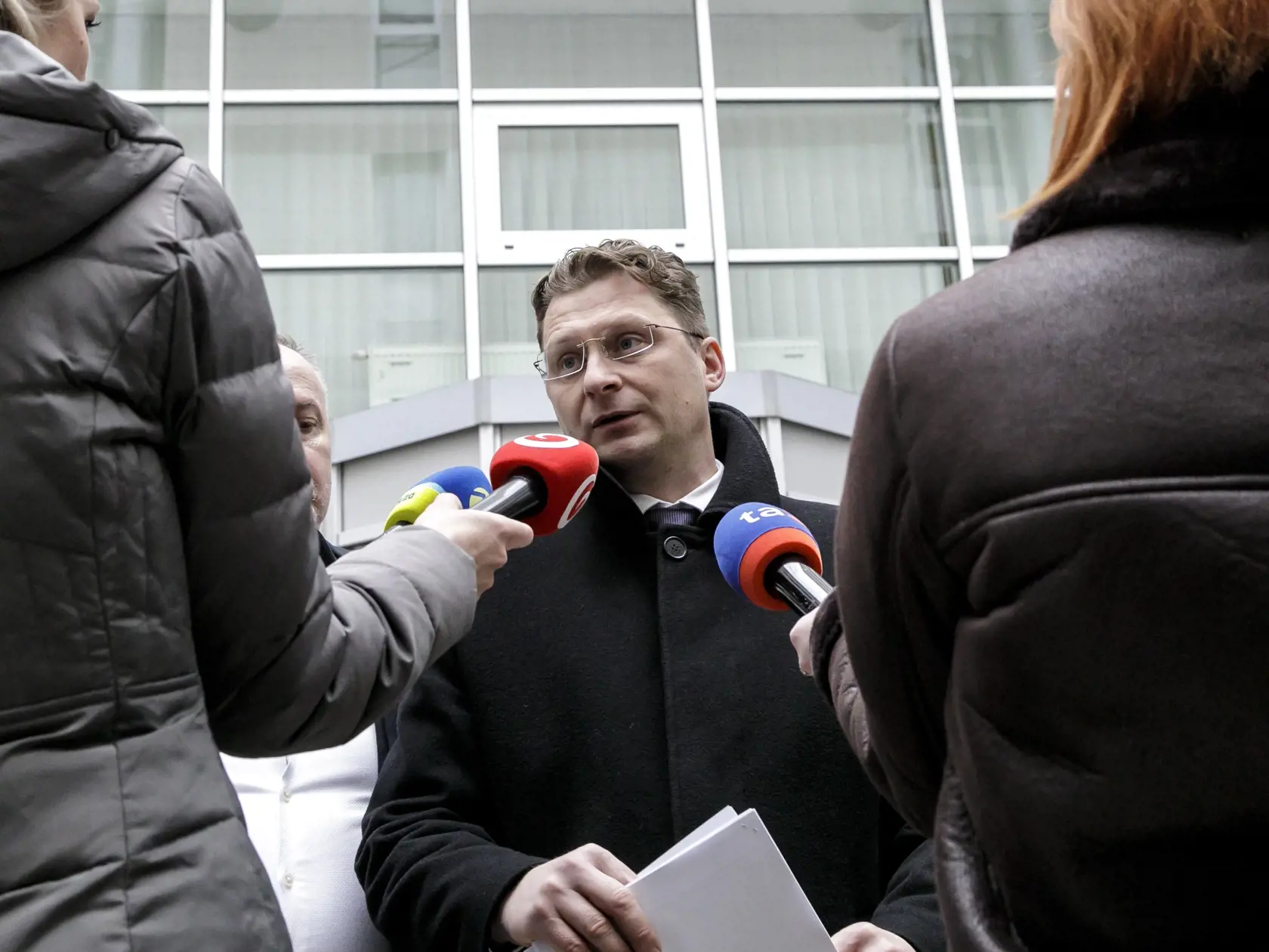 „Je nutné si uvedomiť, že pacient nechodí do nemocnice pre pekné priestory, ale za lekármi a sestrami. Ak nám odídu oni, nebudú fungovať ani jednotlivé nemocničné oddelenia," zhodnotil.