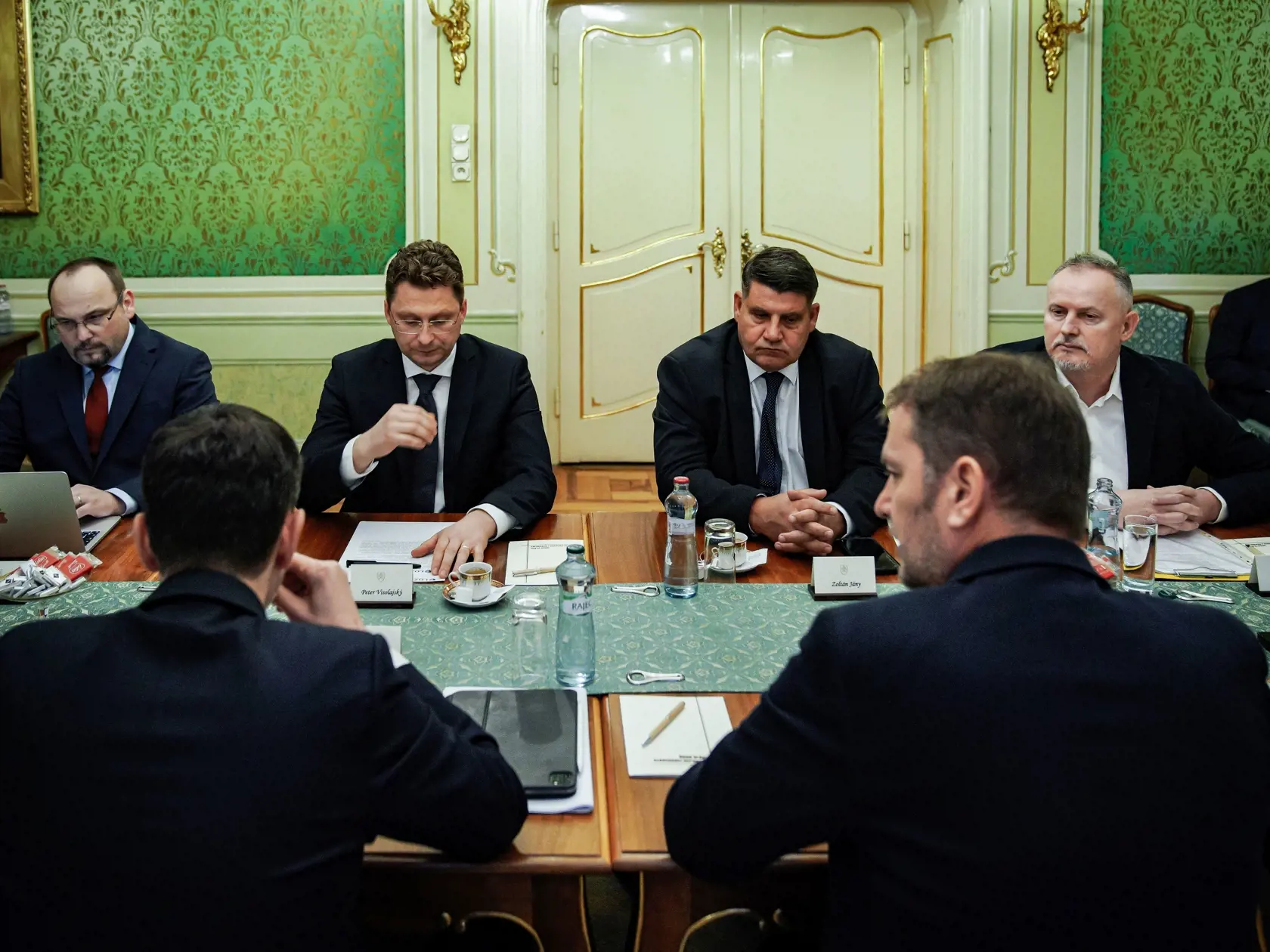 „Urobili sme zásadný precedens a teraz majú morálne právo štrajkovať sestričky, sanitári, rušňovodiči, zamestnanci v atómovej elektrárni, učitelia, upratovačky či smetiari. Nech nám nechajú odpadky a povedia, že aj oni chcú platy vyššie o 10 percent, ako sú české," dodal minister.