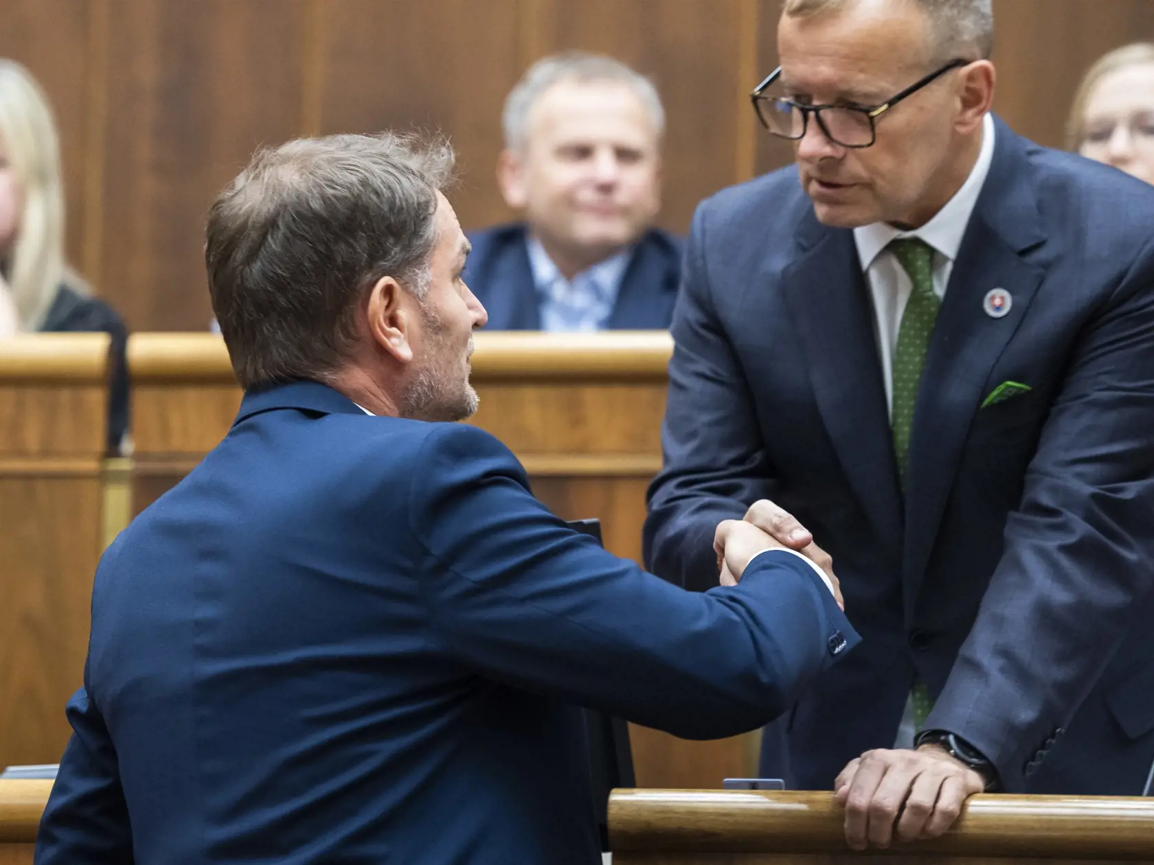 Denník Plus JEDEN DEŇ zaujímalo, ktorých konkrétnych oblastí zdravotníctva sa to dotkne a kde to najviac pocítia samotní pacienti. „Vo všeobecnosti platí, že v prípade vyšších výdavkov na platy zdravotníkov ostáva v rámci limitovaných zdrojov menej priestoru na poskytovanie ústavnej aj ambulantnej zdravotnej starostlivosti, lieky či vyšetrenia," reagovalo všeobecným stanoviskom ministerstvo financií s odporúčaním obrátiť sa s ďalšími otázkami na zdravotnícky rezort.