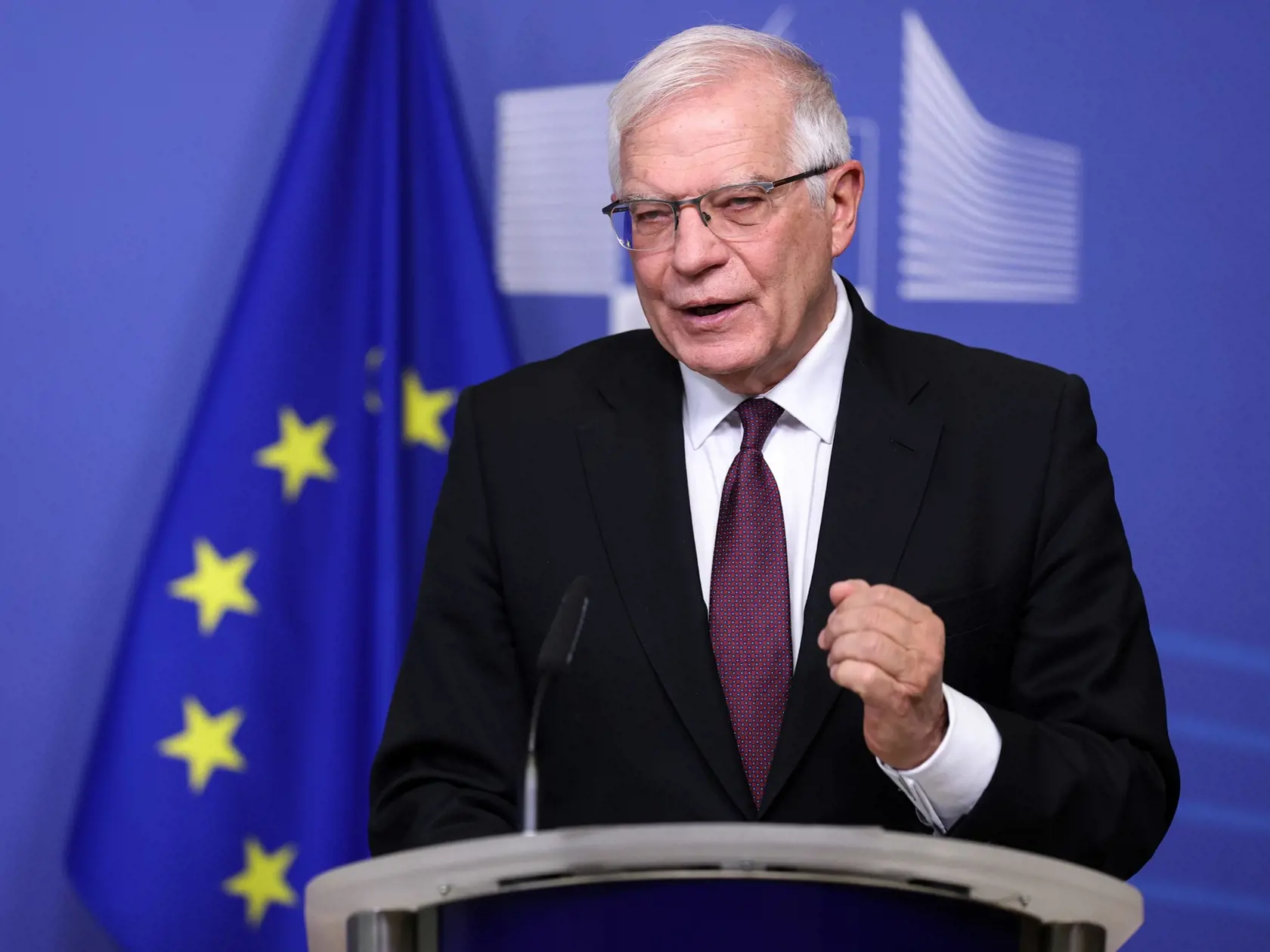 JB 15 Brusel - Šéf diplomacie EÚ Josep Borrell počas tlačovej konferencie v spojitosti s krízovou situáciou medzi Ruskom a Ukrajinou v Bruseli 24. februára 2022. Európska únia uvalí na Rusko nové "masívne a bolestivé" sankcie, uviedli vo štvrtok vo vyhlásení predsedníčka Európskej komisie Ursula von der Leyenová a predseda Európskej rady Charles Michel. Informácie priniesla tlačová agentúra DPA.
Lídri EÚ sa majú stretnúť v Bruseli o 20.00 h SEČ na mimoriadnom summite, ktorý bol oznámený v stredu