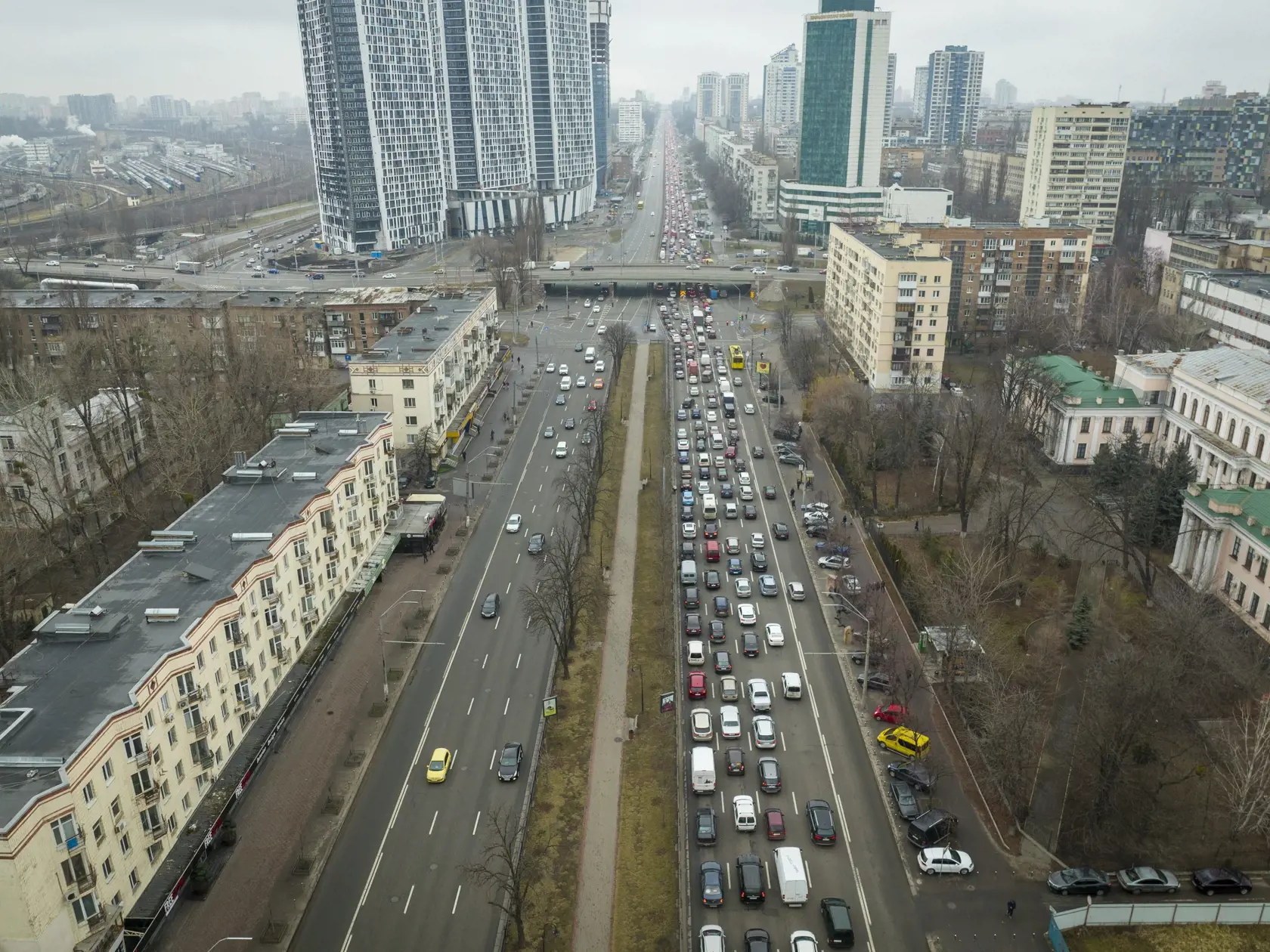 WA 29 Kyjev - Na snímke dopravné zápchy, keď ľudia opúšťajú ukrajinskú metropolu Kyjev vo štvrtok 24. februára 2022. Ruský prezident Vladimir Putin vo štvrtok oznámil, že rozhodol o uskutočnení špeciálnej vojenskej operácie vo východnej časti Ukrajiny. Putin takisto varoval ďalšie krajiny, že akýkoľvek pokus o zasahovanie do krokov Ruska bude viesť k následkom. FOTO TASR/AP  

Traffic jams are seen as people leave the city of Kyiv, Ukraine, Thursday, Feb. 24, 2022. Russian President Vladimir Put