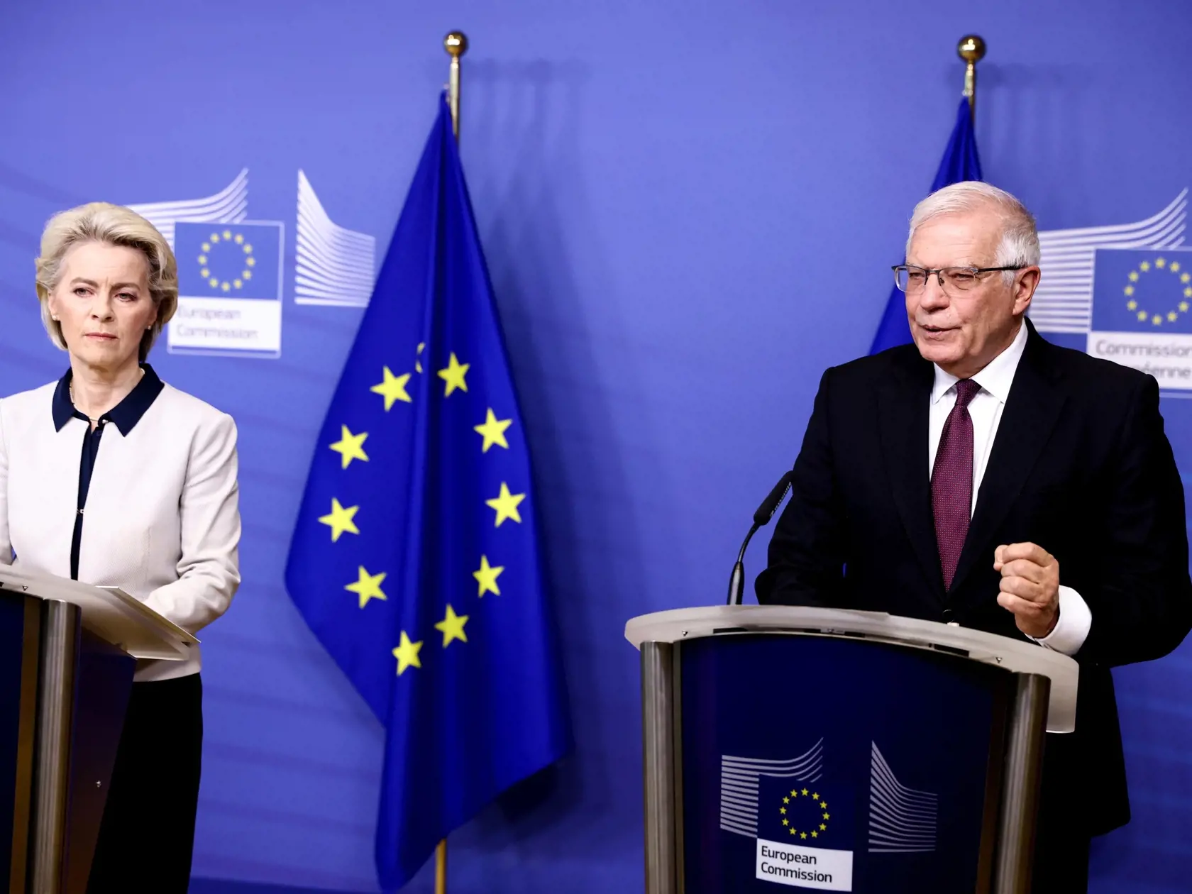 JB 13 Brusel - Predsedníčka Európskej komisie Ursula von der Leyenová (vľavo) a šéf diplomacie EÚ Josep Borrell počas tlačovej konferencie v spojitosti s krízovou situáciou medzi Ruskom a Ukrajinou v Bruseli 24. februára 2022. Európska únia uvalí na Rusko nové "masívne a bolestivé" sankcie, uviedli vo štvrtok vo vyhlásení predsedníčka Európskej komisie Ursula von der Leyenová a predseda Európskej rady Charles Michel. Informácie priniesla tlačová agentúra DPA.
Lídri EÚ sa majú stretnúť v Bruseli 