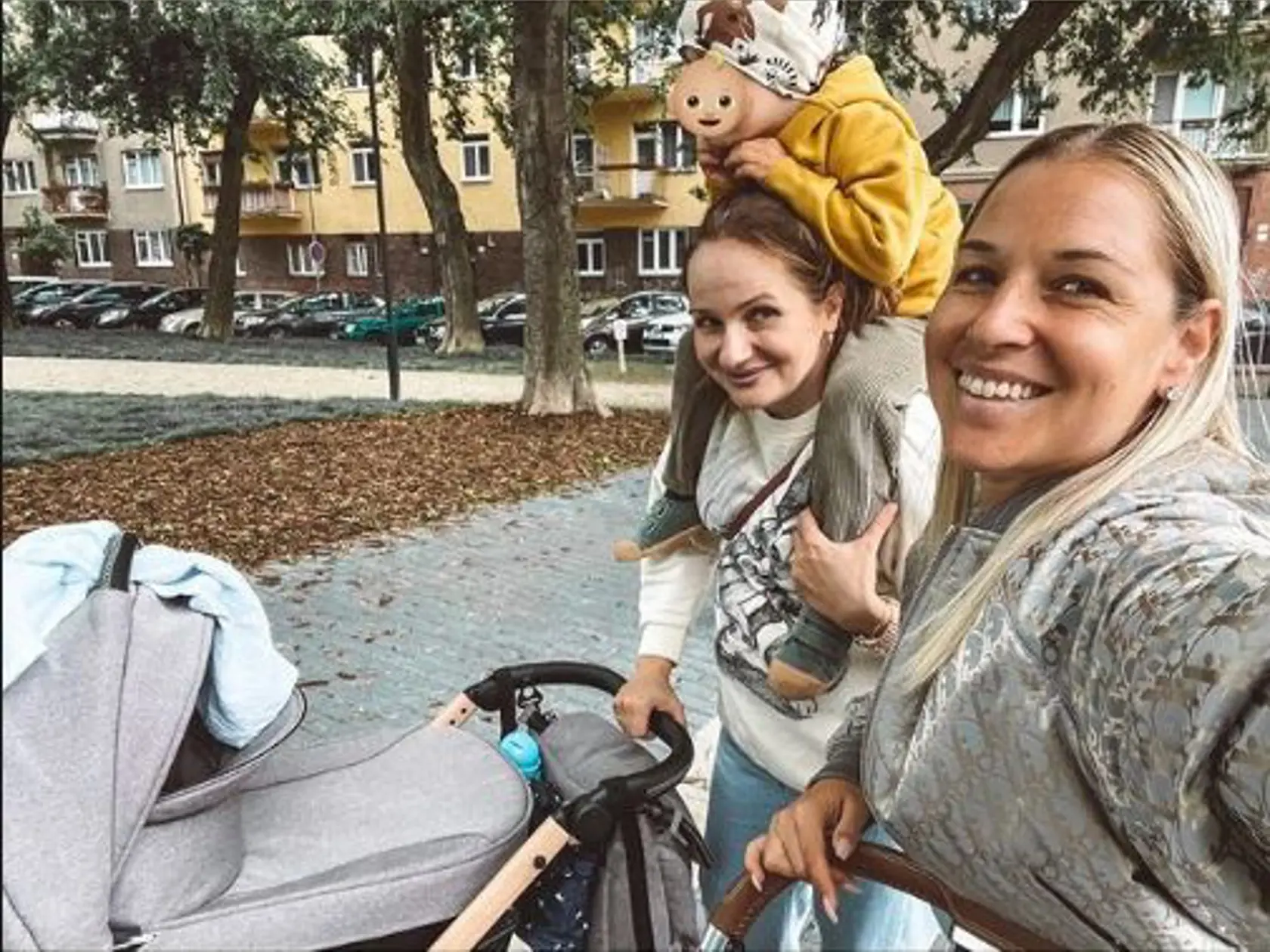 Máj 2021: Kamošky a maminy Šebová Kubovčíková a Dominika Cibulková na spoločnej prechádzke.