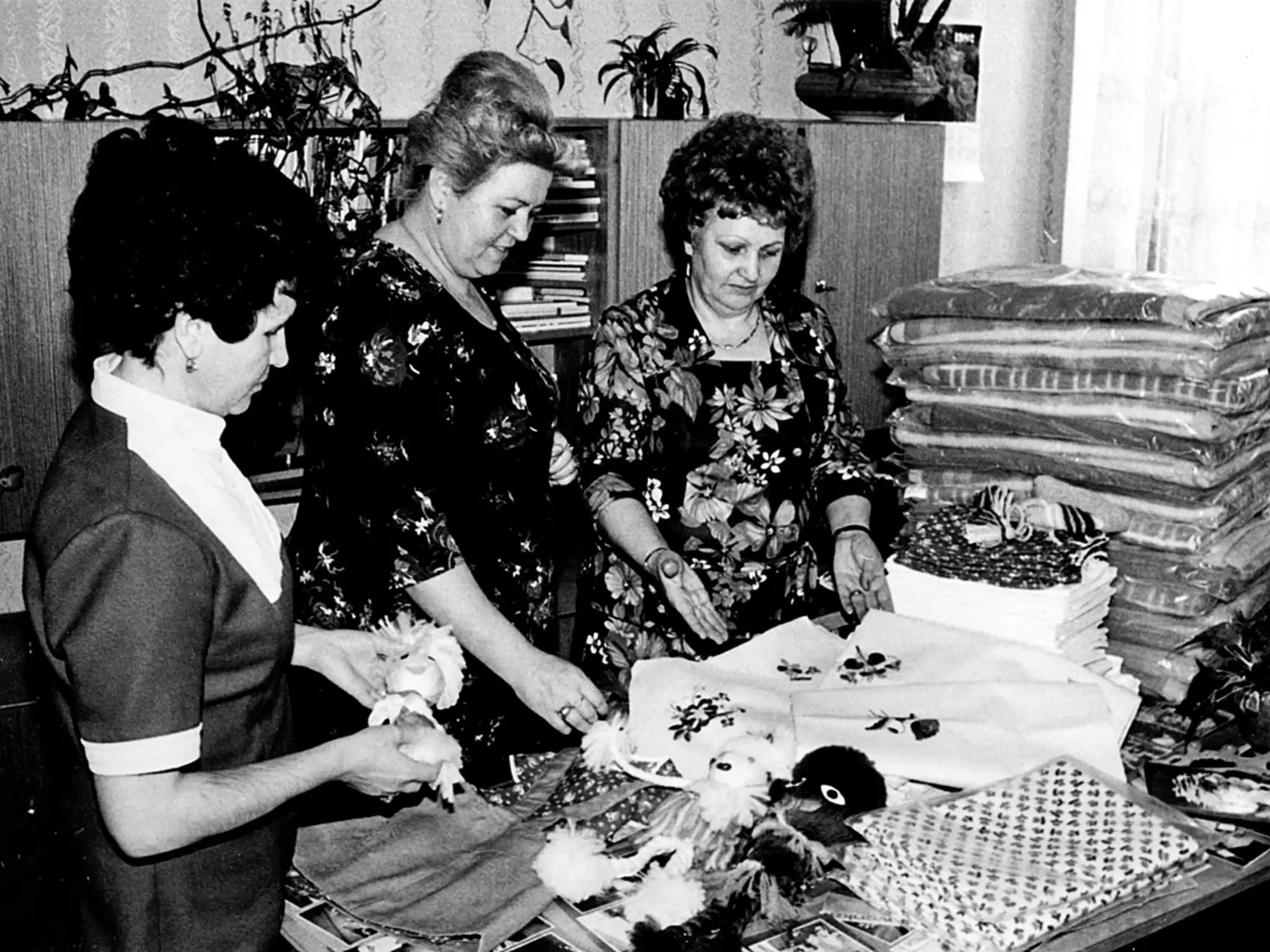 1982, Nitra: Pri príležitosti MDŽ sa uskutočnila zbierka pre nikaragujské ženy. Členky Okresného výboru Slovenského zväzu  žien vyhodnocujú dary.