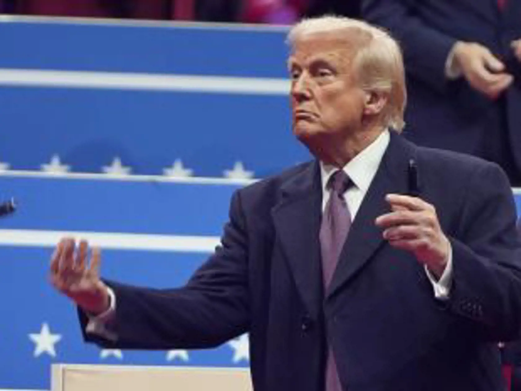 Americký prezident Donald Trump hádže perá do davu po podpise dokumentov vo washingtonskom komplexe Capital One 20. januára 2025.  