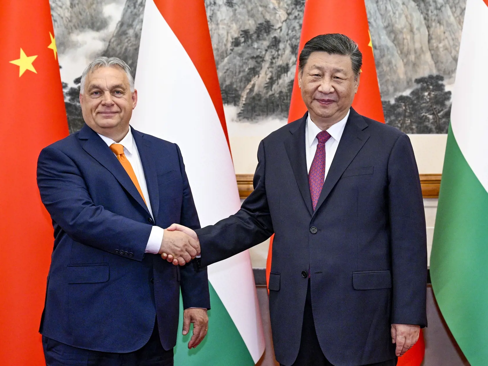 Maďarský premiér Viktor Orbán (vľavo) a čínsky prezident Si Ťin-pching pózujú počas stretnutia v Pekingu v pondelok 8. júla 2024. Čínsky prezident Si Ťin-pching sa v Pekingu stretol s maďarským premiérom Viktorom Orbánom, ktorý do krajiny pricestoval na vopred neohlásenú návštevu.