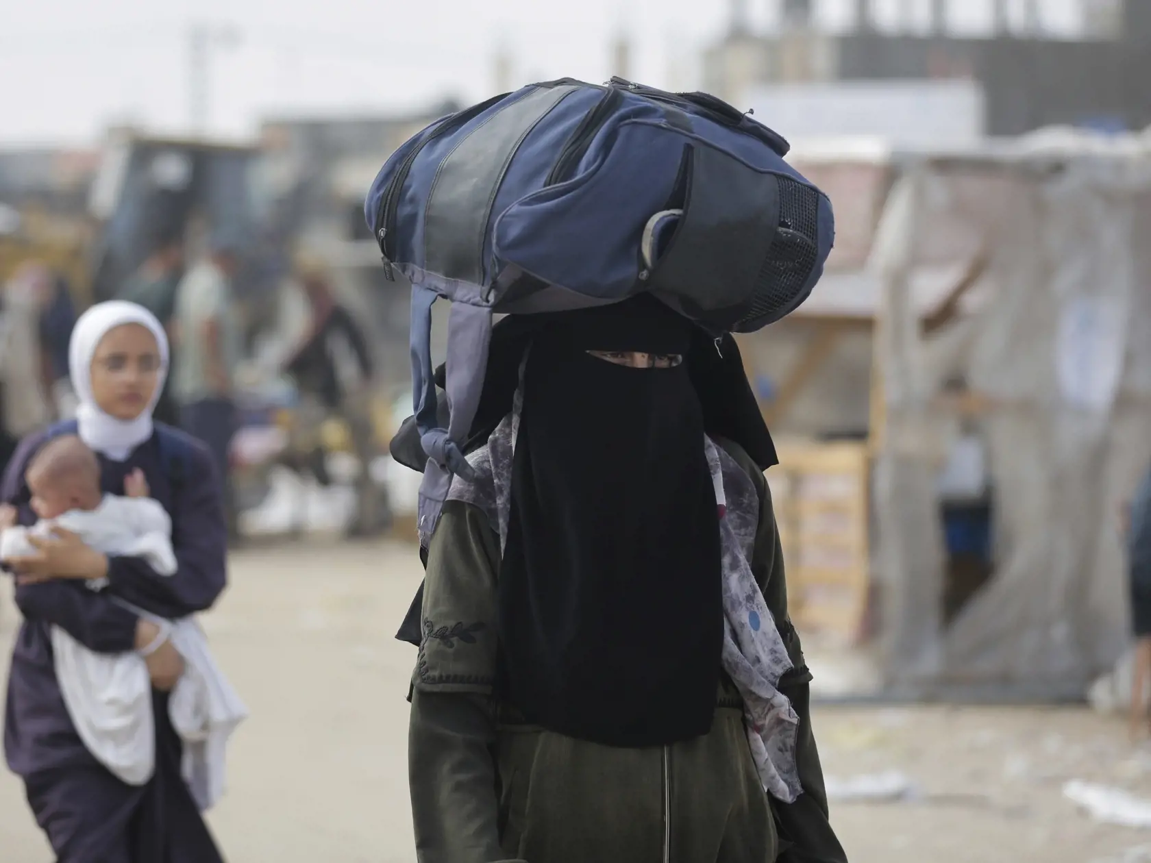 Palestínčania utekajú z Rafahu, na juhu pásma Gazy 28. mája 2024 po izraelskej pozemnej a leteckej ofenzíve. Izrael v noci na utorok opätovne útočil na oblasť okolo mesta Rafah na juhu Pásma Gazy a izraelské tanky prenikli do centra tohto mesta.