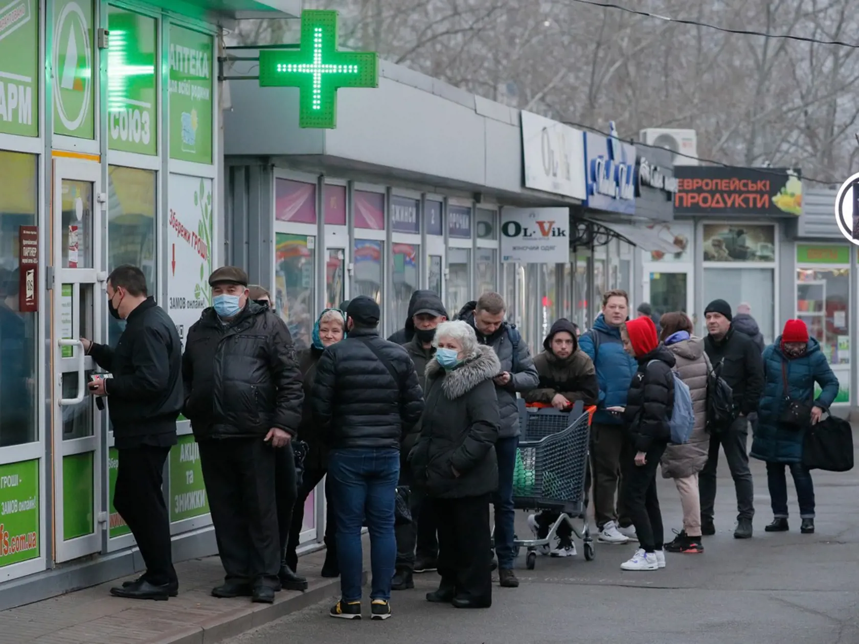 Situácia na Ukrajine: niektorí ľudia unikajú preč z krajiny, cesty sú plné áut, iní ostávajú doma či nakupujú zásoby a ďalší sa ukryli v staniciach metra, ktoré sú v niektorých ohrozených mestách bezplatné, aby sa tam ľudia mohli zhromažďovať.