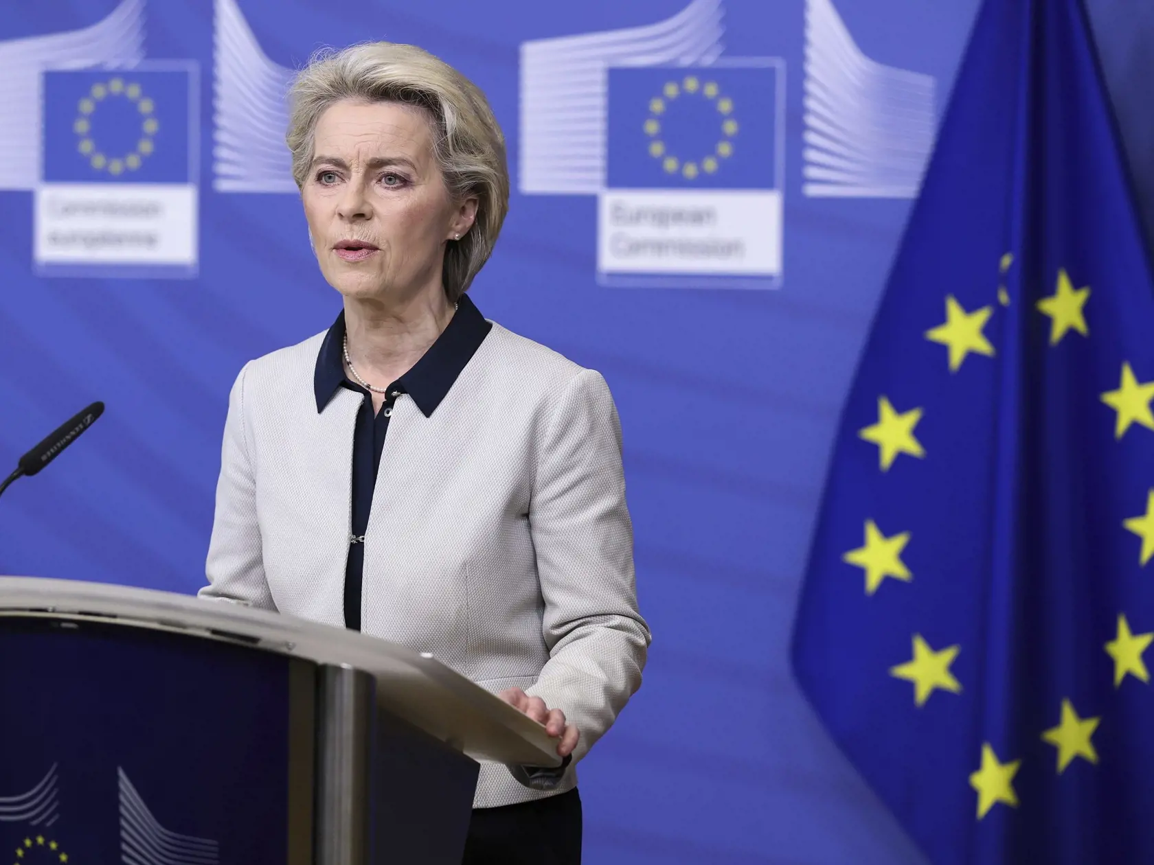 JB 14 Brusel - Predsedníčka Európskej komisie Ursula von der Leyenová počas tlačovej konferencie v spojitosti s krízovou situáciou medzi Ruskom a Ukrajinou v Bruseli 24. februára 2022. Európska únia uvalí na Rusko nové "masívne a bolestivé" sankcie, uviedli vo štvrtok vo vyhlásení predsedníčka Európskej komisie Ursula von der Leyenová a predseda Európskej rady Charles Michel. Informácie priniesla tlačová agentúra DPA.
Lídri EÚ sa majú stretnúť v Bruseli o 20.00 h SEČ na mimoriadnom summite, ktor