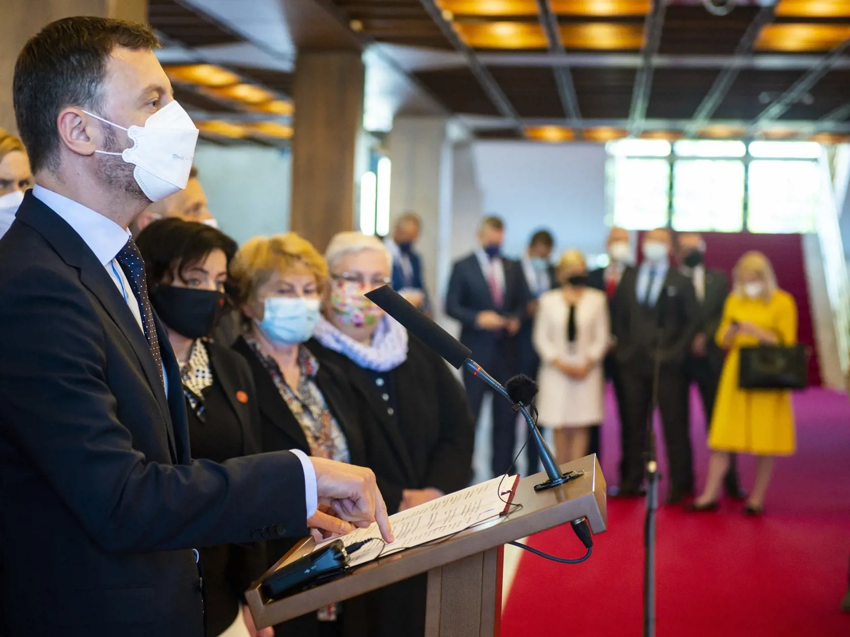 Na snímke vľavo premiér SR Eduard Heger (OĽaNO) spolu s poslancami hnutia OĽaNO počas tlačovej konferencie k mimoriadnej schôdzi parlamentu k stretnutiu v SIS 26. mája 2021 v Bratislave. FOTO TASR - Jakub Kotian
