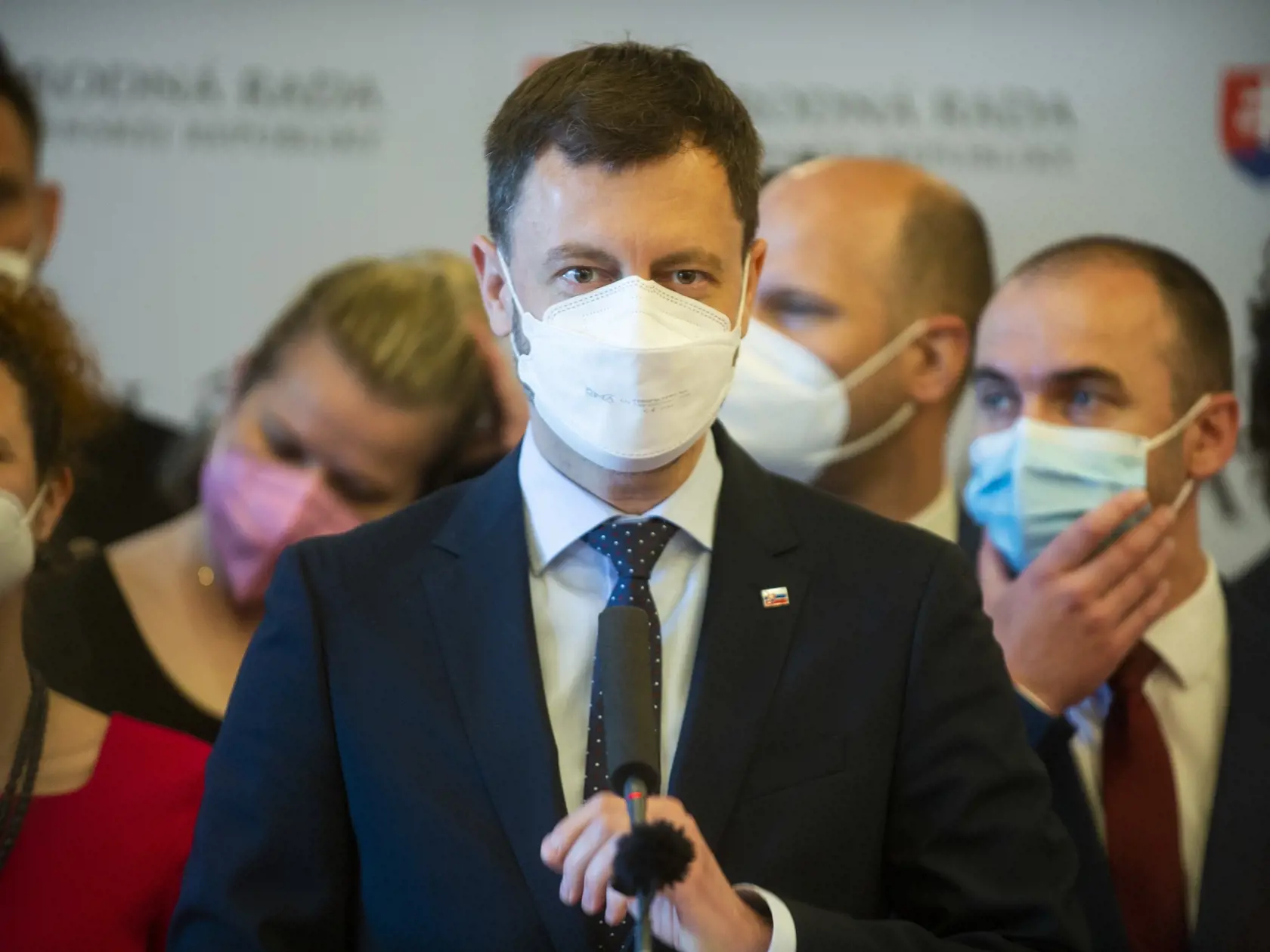 Na snímke premiér SR Eduard Heger (OĽaNO) spolu s poslancami hnutia OĽaNO počas tlačovej konferencie k mimoriadnej schôdzi parlamentu k stretnutiu v SIS 26. mája 2021 v Bratislave. FOTO TASR - Jakub Kotian