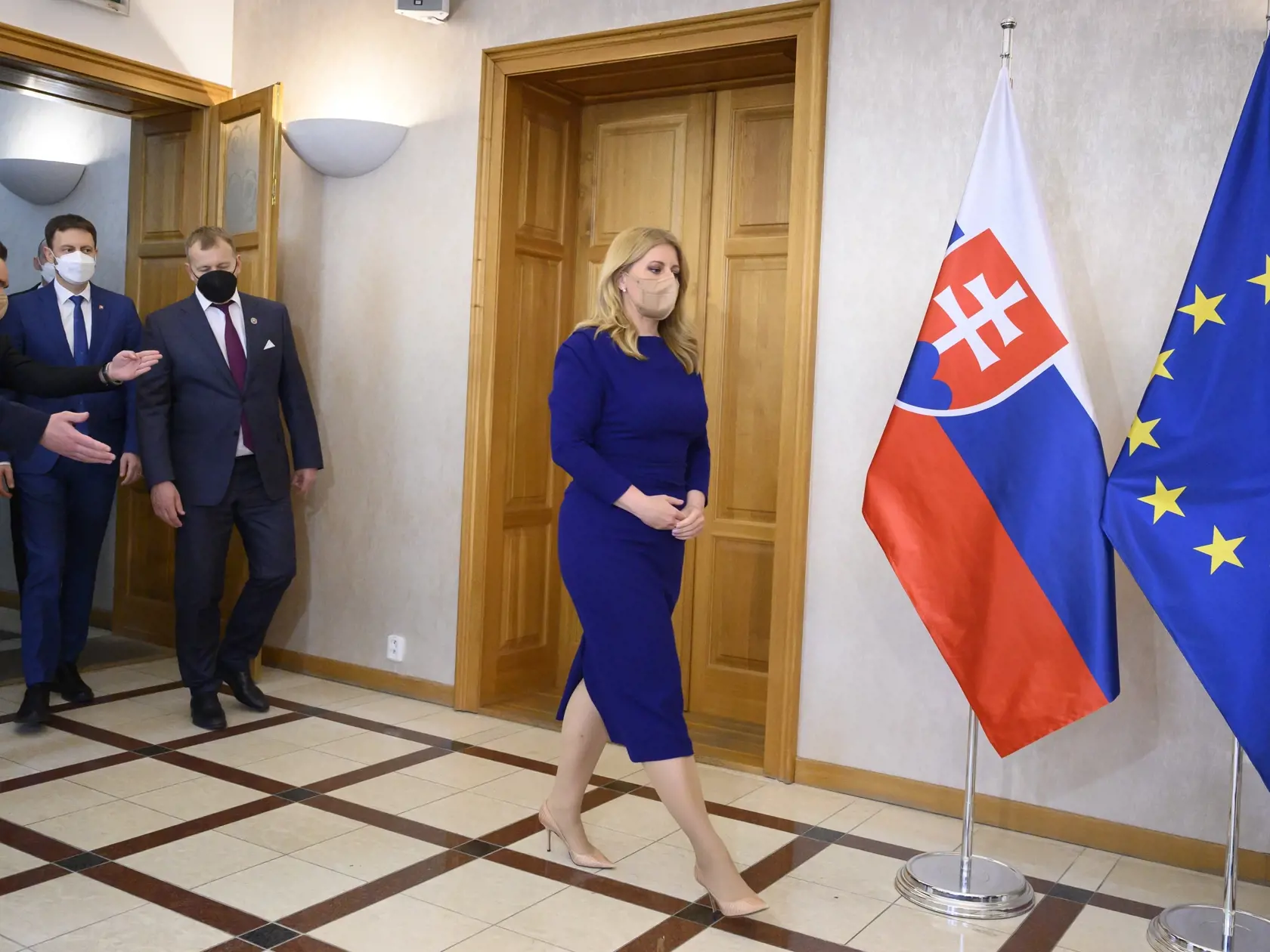 Na snímke vpravo prezidentka SR Zuzana Čaputová, uprostred predseda Národnej rady SR Boris Kollár a vľavo predseda vlády SR Eduard Heger prichádzajú na pracovný obed na MZVEZ SR 30. apríla 2021 v Bratislave. FOTO TASR - Pavel Neubauer


