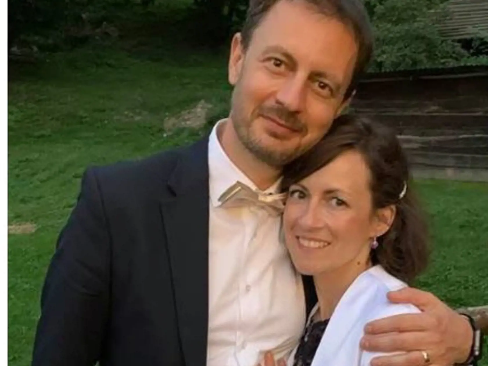Premiér Eduard Heger si svoje súkromie stráži, no napriek tomu sa niekedy neudrží a vyzná svojej manželke lásku aj verejne. „Milujem ťa Lucia Hegerová," napísal premiér nedávno na sociálnej sieti. Lucia Hegerová okrem starostlivosti o štyri deti je aj konateľkou vo firme MetaMorphis. Jediným majiteľom firmy je práve Heger.