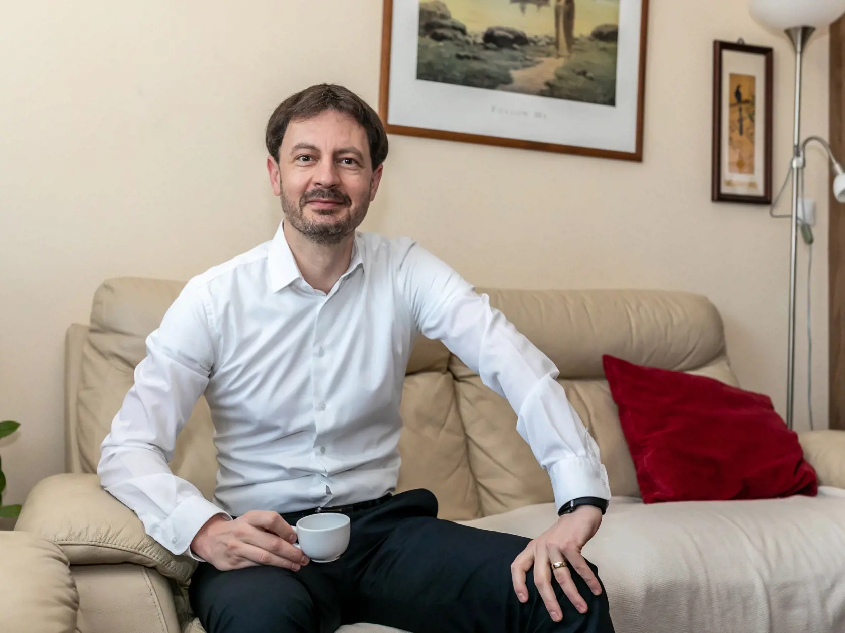Eduard Heger u seba v obývačke.
