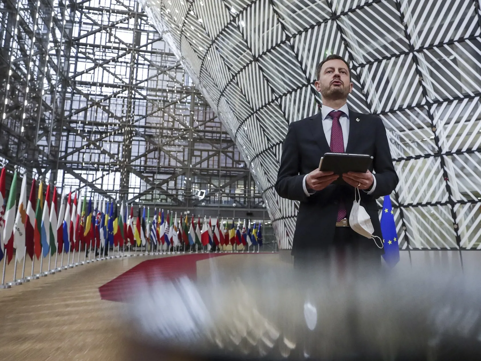 Slovenský premiér Eduard Heger  odpovedá na otázky novinárov počas príchodu na mimoriadny summit členských štátov EÚ v Bruseli v pondelok 24. mája 2021. Mimoriadne zasadnutie Európskej rady bude venované koronavírusovej pandémii, boju proti klimatickej zmene, napätým vzťahom s Ruskom a nedeľňajšiemu vynútenému pristátiu lietadla v Minsku. FOTO TASR/AP
