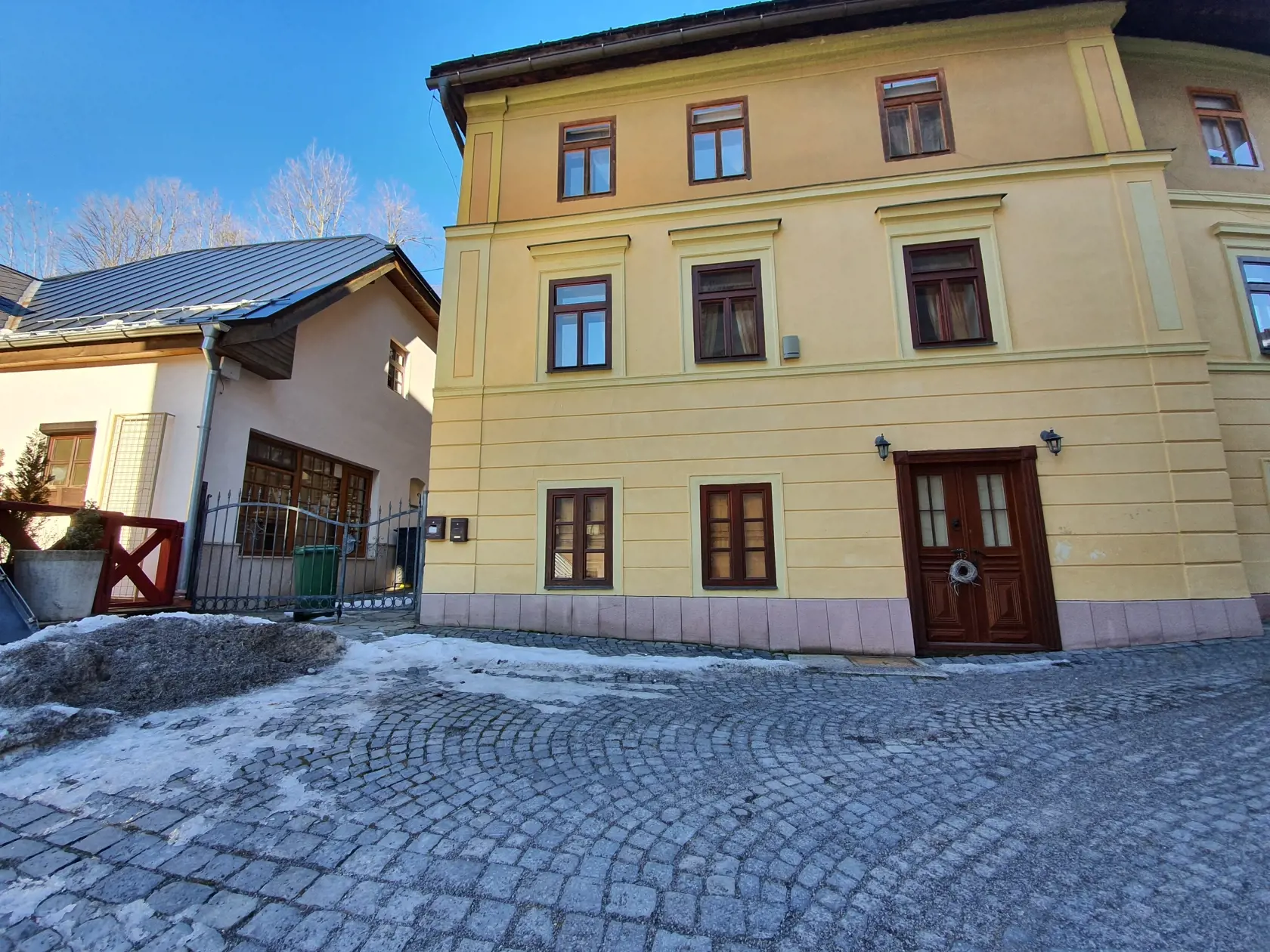 Nehnuteľnosti stoja v centre Banskej Štiavnice.