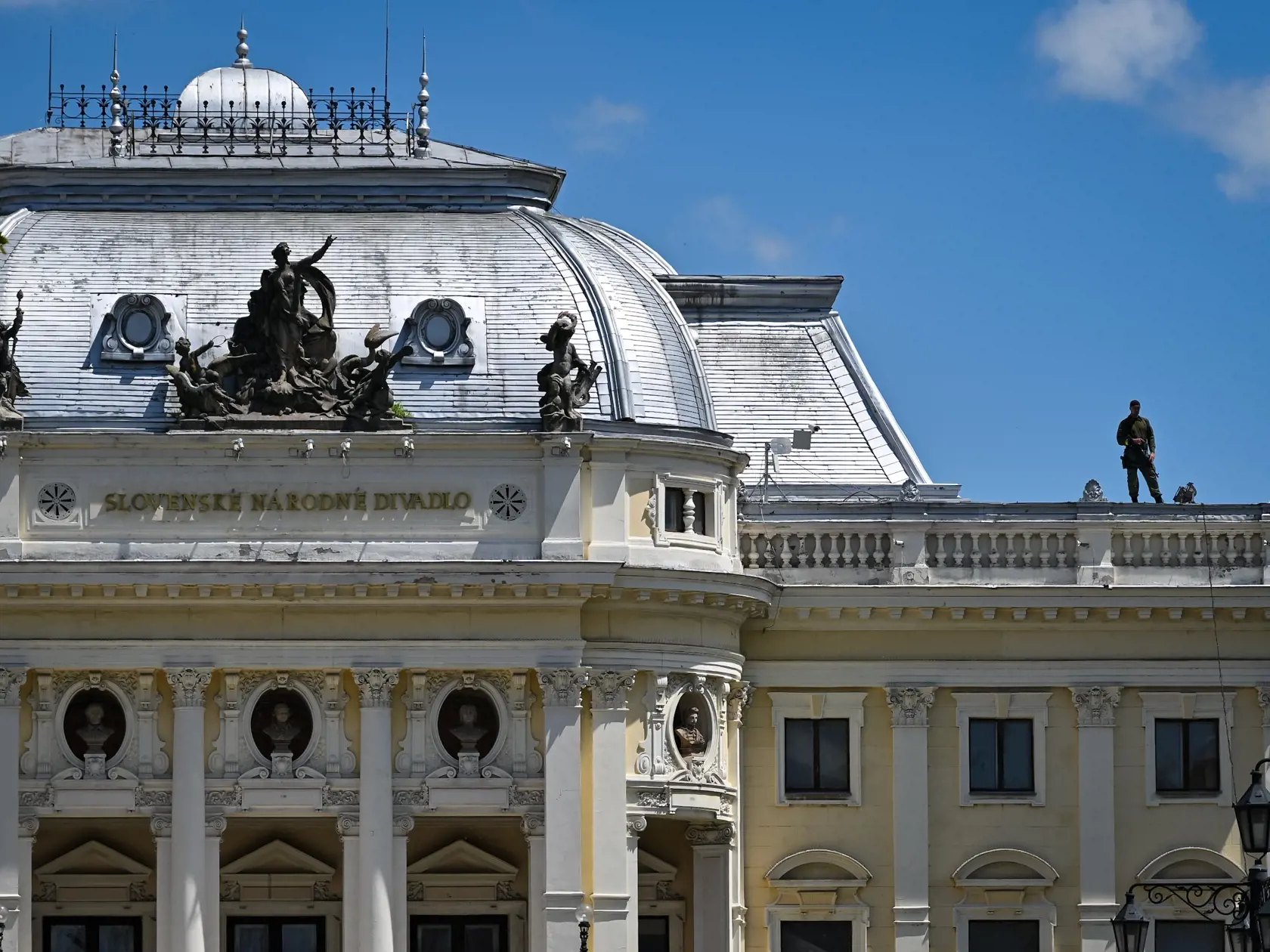 Na snímke príslušníci bezpečnostných zložiek pred prehliadkou jednotiek Ozbrojených síl SR na Hviezdoslavovom námestí v rámci inaugurácie prezidenta SR Petra Pellegriniho 15. júna 2024 v Bratislave. FOTO TASR - Pavol Zachar
