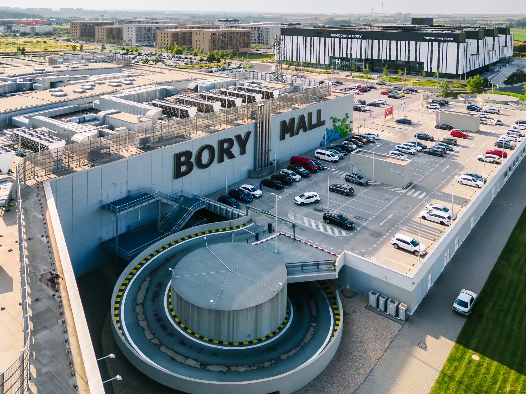 Pohľad na nákupné centrum Bory Mall v Bratislave z vtáčej perspektívy.