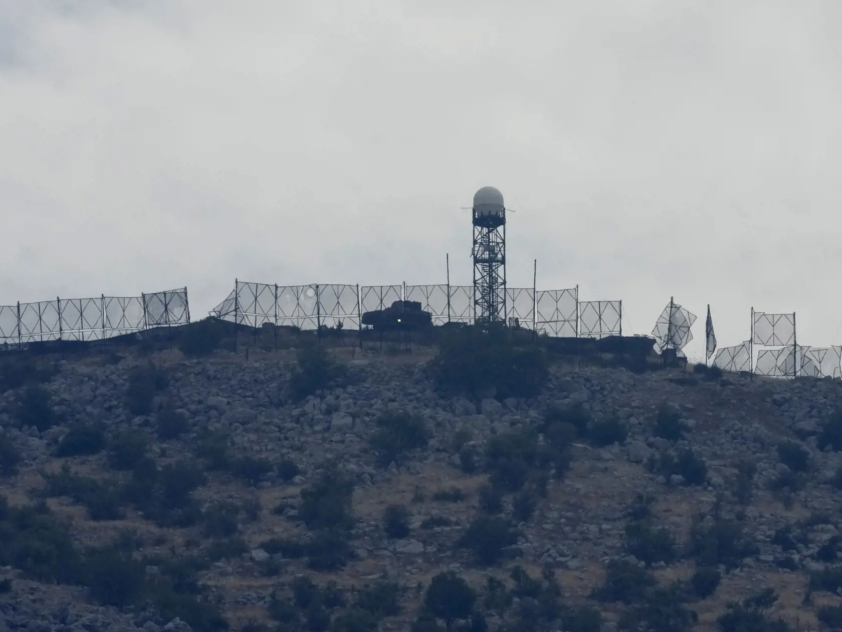 JB 7 Kfar Chúba - Plot izraelskej vojenskej pozície je zničený po útoku libanonského hnutia Hizballáh   v okupovanej oblasti neďaleko hraníc s Libanonom v dedine Kfar Chúba 8. októbra 2023. Libanonské hnutie Hizballáh sa v nedeľu prihlásilo k zodpovednosti za útoky na izraelské pozície v oblasti neďaleko hraníc s Libanonom. TASR správu prevzala z agentúr AP, DPA a webovej stránky denníka The Guardian. Hizballáh podľa svojich vyjadrení útokmi cielil na izraelské pozície v oblasti tzv. fariem Šibá