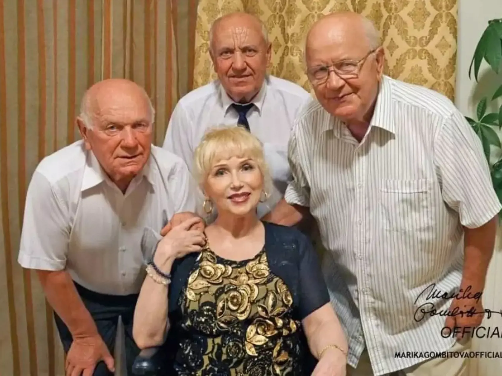 Marika Gombitová v spoločnosti svojich troch bratov..  S Jankom , Miškom a Dušanom som v hoteli Ondava v Stropkove ako trinásťročná začínala vystupovať so skupinou Matador