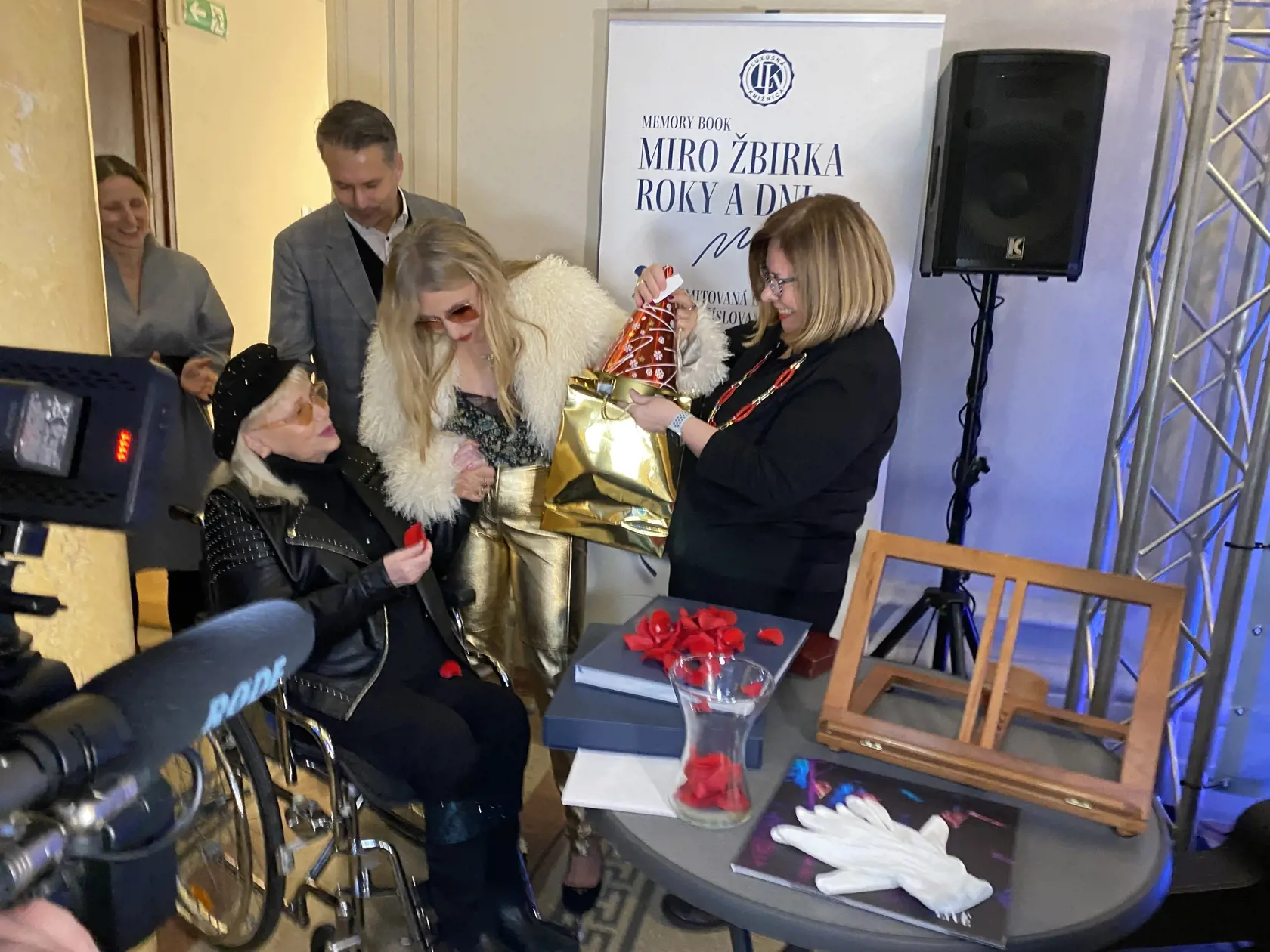 Výstavu o živote zosnulého speváka Mira Žbirku otvorili 1. decembra 2023 vo Východoslovenskom múzeu. Zároveň uviedli do života knihu o ňom. Ružovými lupienkami ju pokrstila Marika Gombitová.