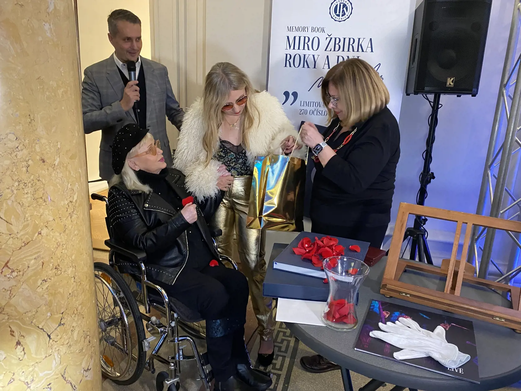 Výstavu o živote zosnulého speváka Mira Žbirku otvorili 1. decembra 2023 vo Východoslovenskom múzeu. Zároveň uviedli do života knihu o ňom. Ružovými lupienkami ju pokrstila Marika Gombitová.