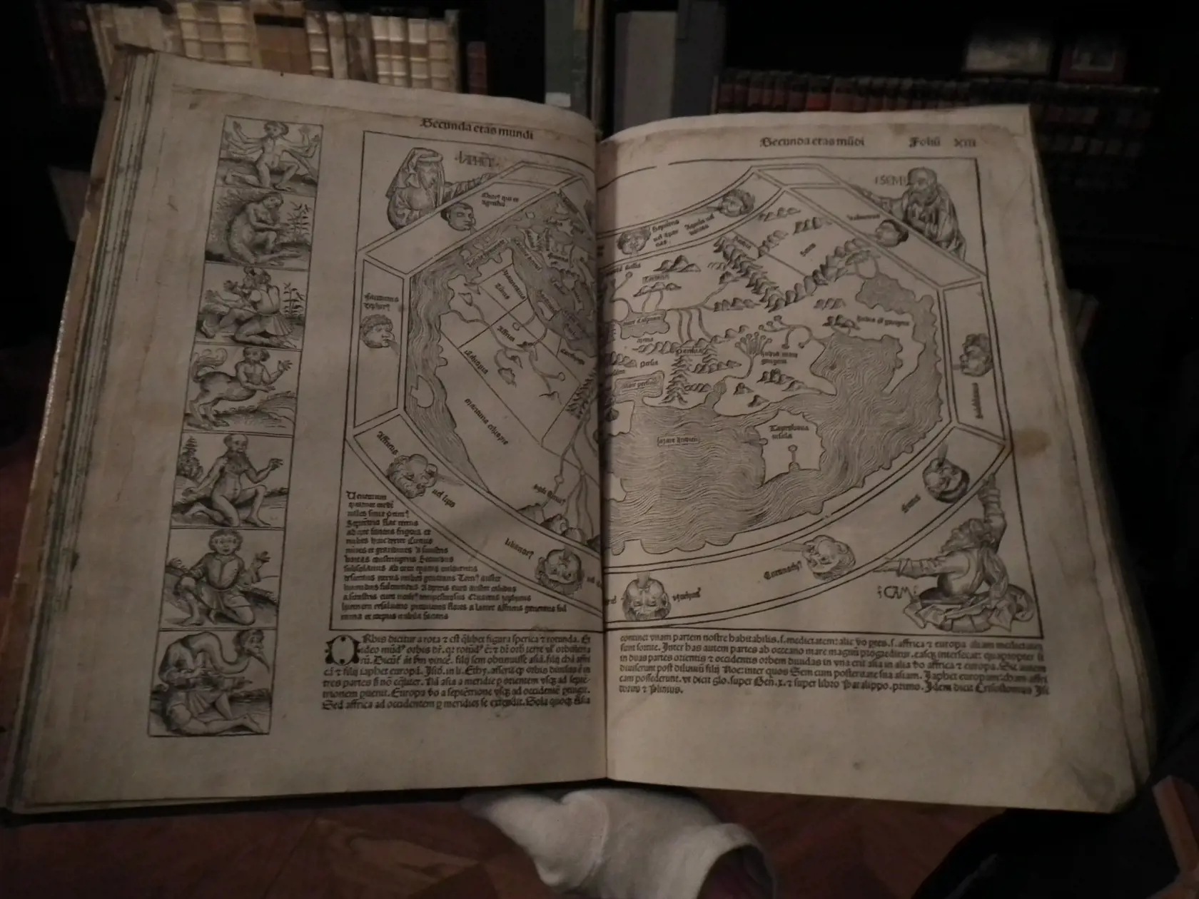 Súčasťou vzácnej knihy Chronica Hartmana Schedela je aj slávna Ptolemaiova mapa z obdobia 100 rokov po Kristovi. Jej nákres ako vyzeral svet, teda že svet je rovný, vyvracia vo svojom diele Mikuláš Kopernik, ktorý začal hlásať, že svet je guľatý. Kniha vyšla rok po objavení Ameriky.